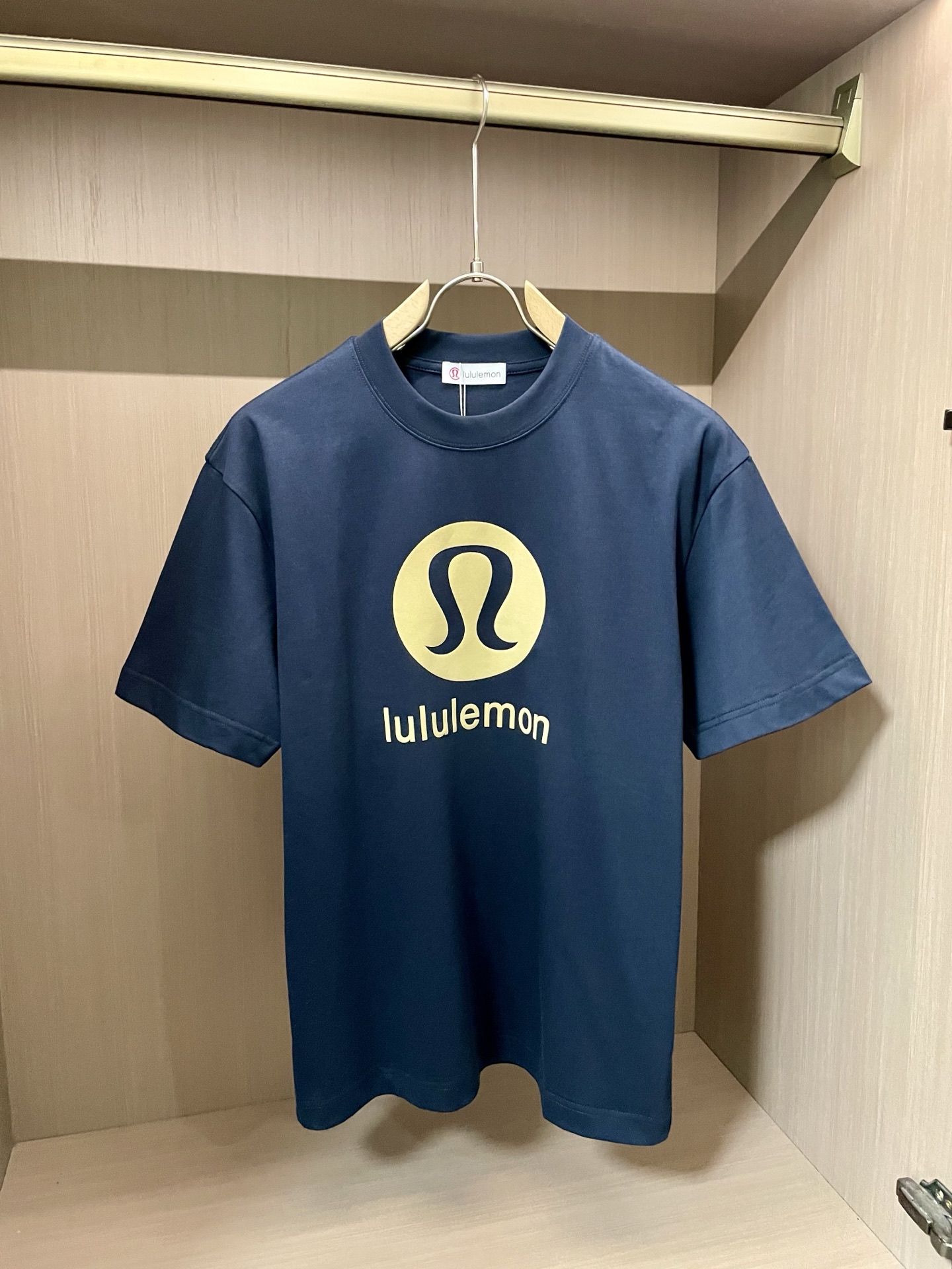 NO:411445,lulu 2025 new round neck short-sleeved T-shirt high-end version!  Customized fabrics for counters are breathable and comfortable, with impeccable details, and the brand element design concept reflects high quality. The feel is delicate and soft!  It is casually cut, with a great upper body style!  S-XXL, T-shirt,tees,t-shirt,alexander wang19860909lulu 2025新款 圆领 短袖 T恤 高端版本！专柜定制面料 透气舒适度高,细节无可挑剔,品牌元素设计理念,体现高品质.手感细腻柔软！呈现休闲裁剪,上身版型超赞！ 码数S-XXL,,T-shirt,tees，t-shirt,alexander wang,Men's clothing