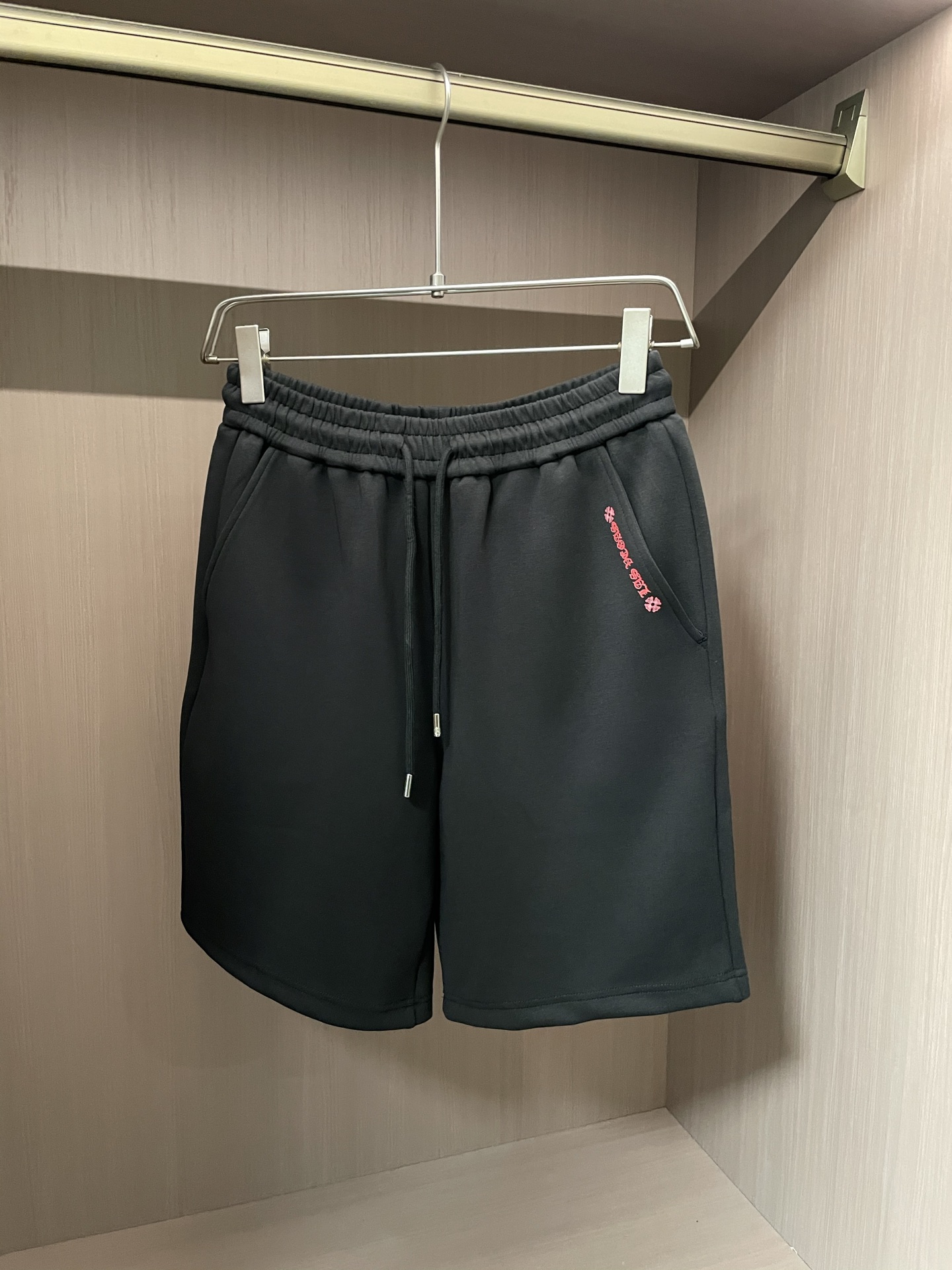 NO:411452,Crowxin 2025 summer shorts!  All-match elastic waist casual pinch pants!  Elastic waist, insert bags on both sides. The fabric is made of customer-supplied fixed-woven high-strength pure cotton material. The upper body is breathable, soft and skin-friendly, with a delicate feel. The waist is knitted elastic waist and drawstring. You don’t have to worry about the discomfort of being too loose or too tight on the upper body. Whether at home, going out or traveling, it is your best choice for summer!  Code number M-3XL, chrome hearts, shorts, alexander wang19860909克罗心 2025夏季短裤！百搭松紧腰休闲五分裤！松紧腰 两侧插袋 面料采用客供定织高支纯棉料,上身透气,柔软亲肤,手感细腻、 腰部针织松紧腰加抽绳,上身不用担心过松过紧的不舒适感 ,无论居家,外出,旅游,都是您夏日的最佳选择！ 码数M-3XL,,chrome hearts,shorts,alexander wang,Men's clothing