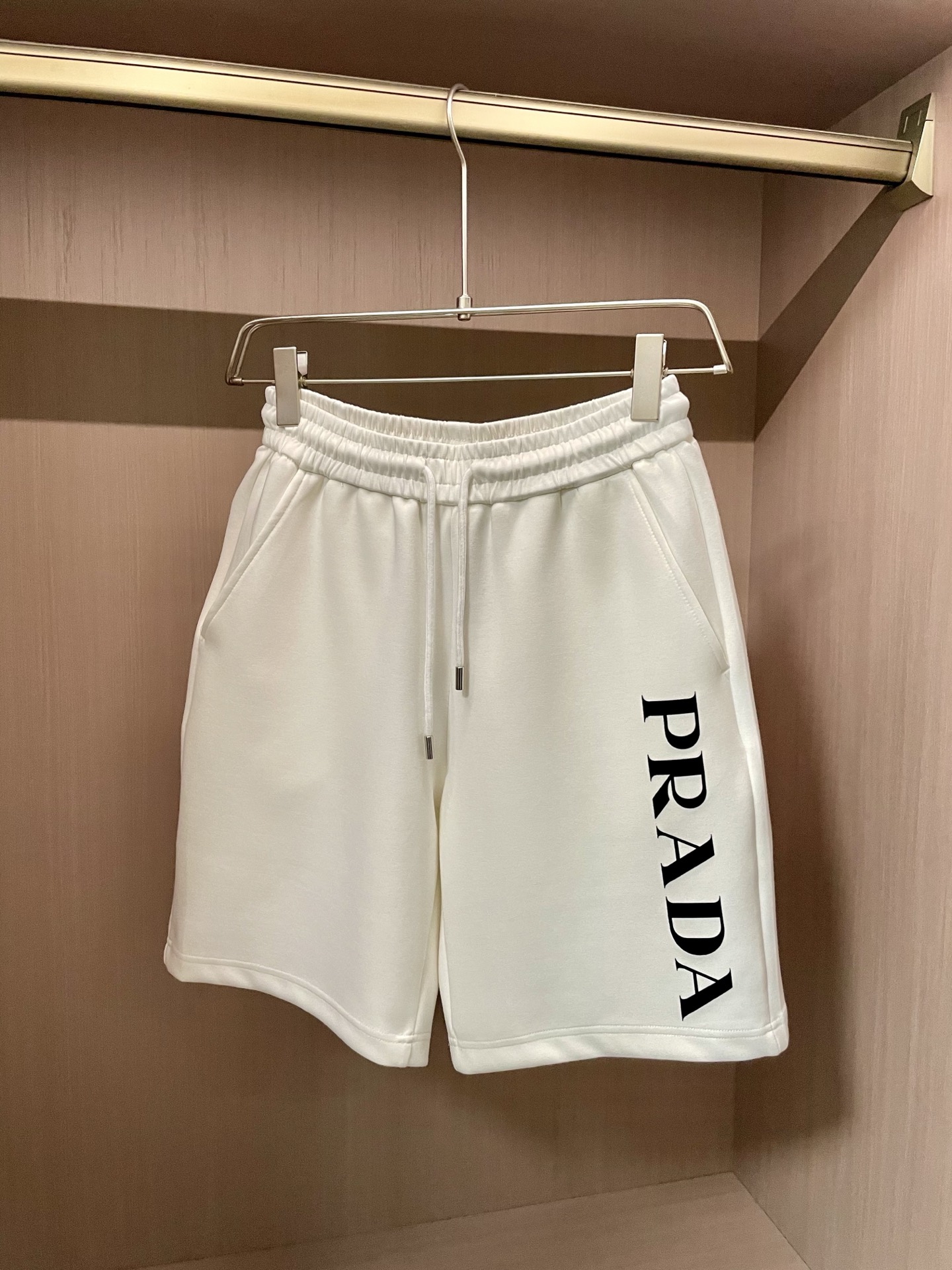 NO:411459,Prad 2025 Summer Shorts!  All-match elastic waist casual pinch pants!  Elastic waist, insert bags on both sides. The fabric is made of customer-supplied fixed-woven high-strength pure cotton material. The upper body is breathable, soft and skin-friendly, with a delicate feel. The waist is knitted elastic waist and drawstring. You don’t have to worry about the discomfort of being too loose or too tight on the upper body. Whether at home, going out or traveling, it is your best choice for summer!  Code number M-3XL, prada, shorts, alexander wang19860909Prad 2025夏季短裤！百搭松紧腰休闲五分裤！松紧腰 两侧插袋 面料采用客供定织高支纯棉料,上身透气,柔软亲肤,手感细腻、 腰部针织松紧腰加抽绳,上身不用担心过松过紧的不舒适感 ,无论居家,外出,旅游,都是您夏日的最佳选择！ 码数M-3XL,,prada,shorts,alexander wang,Men's clothing