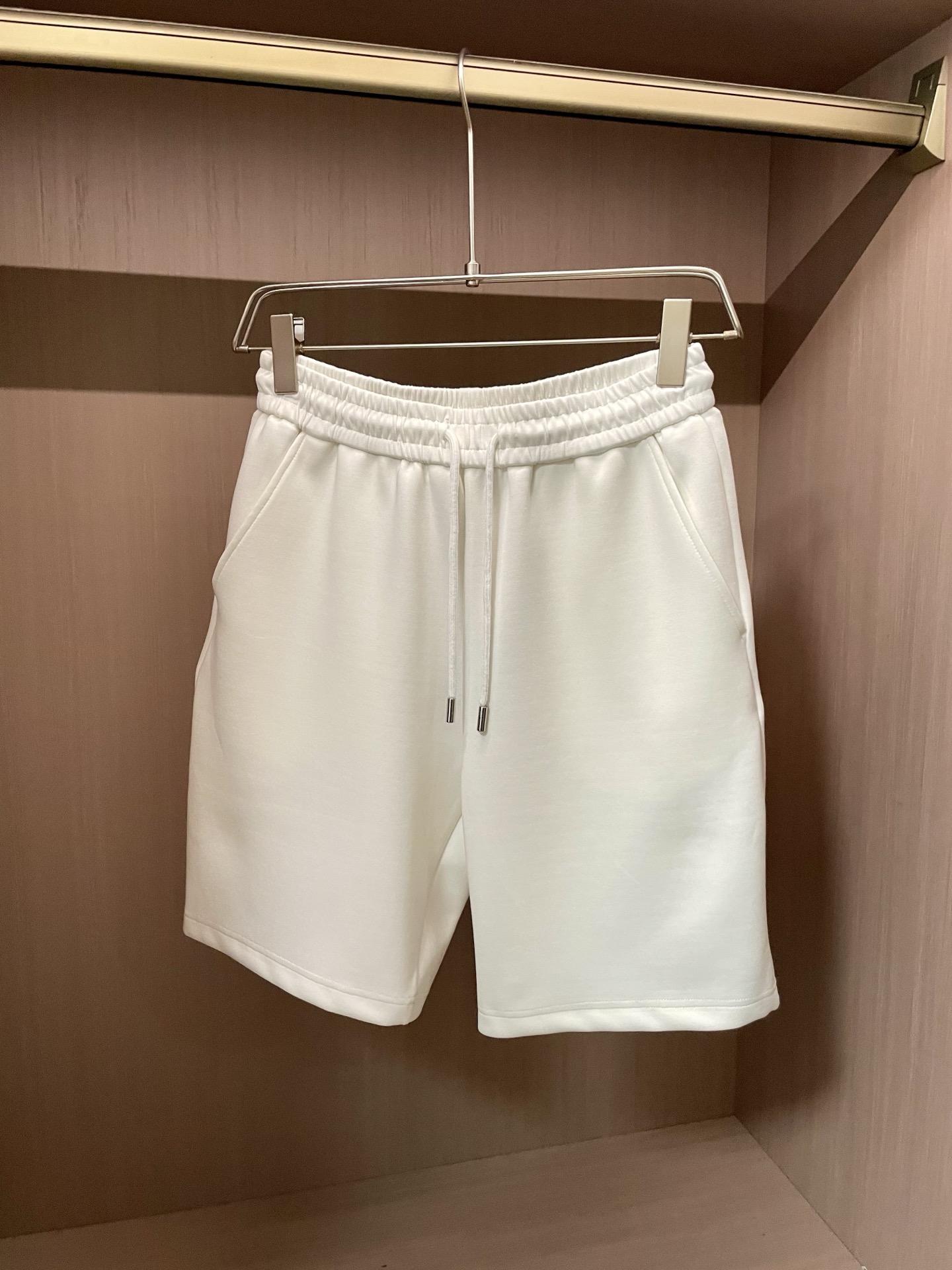 NO:411466,Lv 2025 summer shorts!  All-match elastic waist casual pinch pants!  Elastic waist, insert bags on both sides. The fabric is made of customer-supplied fixed-woven high-strength pure cotton material. The upper body is breathable, soft and skin-friendly, with a delicate feel. The waist is knitted elastic waist and drawstring. You don’t have to worry about the discomfort of being too loose or too tight on the upper body. Whether at home, going out or traveling, it is your best choice for summer!  Code number M-3XL, louis vuitton, shorts, alexander wang19860909Lv 2025夏季短裤！百搭松紧腰休闲五分裤！松紧腰 两侧插袋 面料采用客供定织高支纯棉料,上身透气,柔软亲肤,手感细腻、 腰部针织松紧腰加抽绳,上身不用担心过松过紧的不舒适感 ,无论居家,外出,旅游,都是您夏日的最佳选择！ 码数M-3XL,,louis vuitton,shorts,alexander wang,Men's clothing