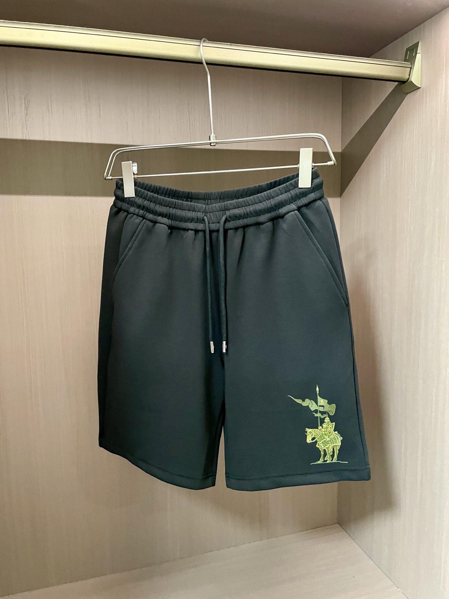 NO:411471,Bur 2025 Summer Shorts!  All-match elastic waist casual pinch pants!  Elastic waist, insert bags on both sides. The fabric is made of customer-supplied fixed-woven high-strength pure cotton material. The upper body is breathable, soft and skin-friendly, with a delicate feel. The waist is knitted elastic waist and drawstring. You don’t have to worry about the discomfort of being too loose or too tight on the upper body. Whether at home, going out or traveling, it is your best choice for summer!  Code number M-3XL, burberry, shorts, alexander wang19860909Bur 2025夏季短裤！百搭松紧腰休闲五分裤！松紧腰 两侧插袋 面料采用客供定织高支纯棉料,上身透气,柔软亲肤,手感细腻、 腰部针织松紧腰加抽绳,上身不用担心过松过紧的不舒适感 ,无论居家,外出,旅游,都是您夏日的最佳选择！ 码数M-3XL,,burberry,shorts,alexander wang,Men's clothing