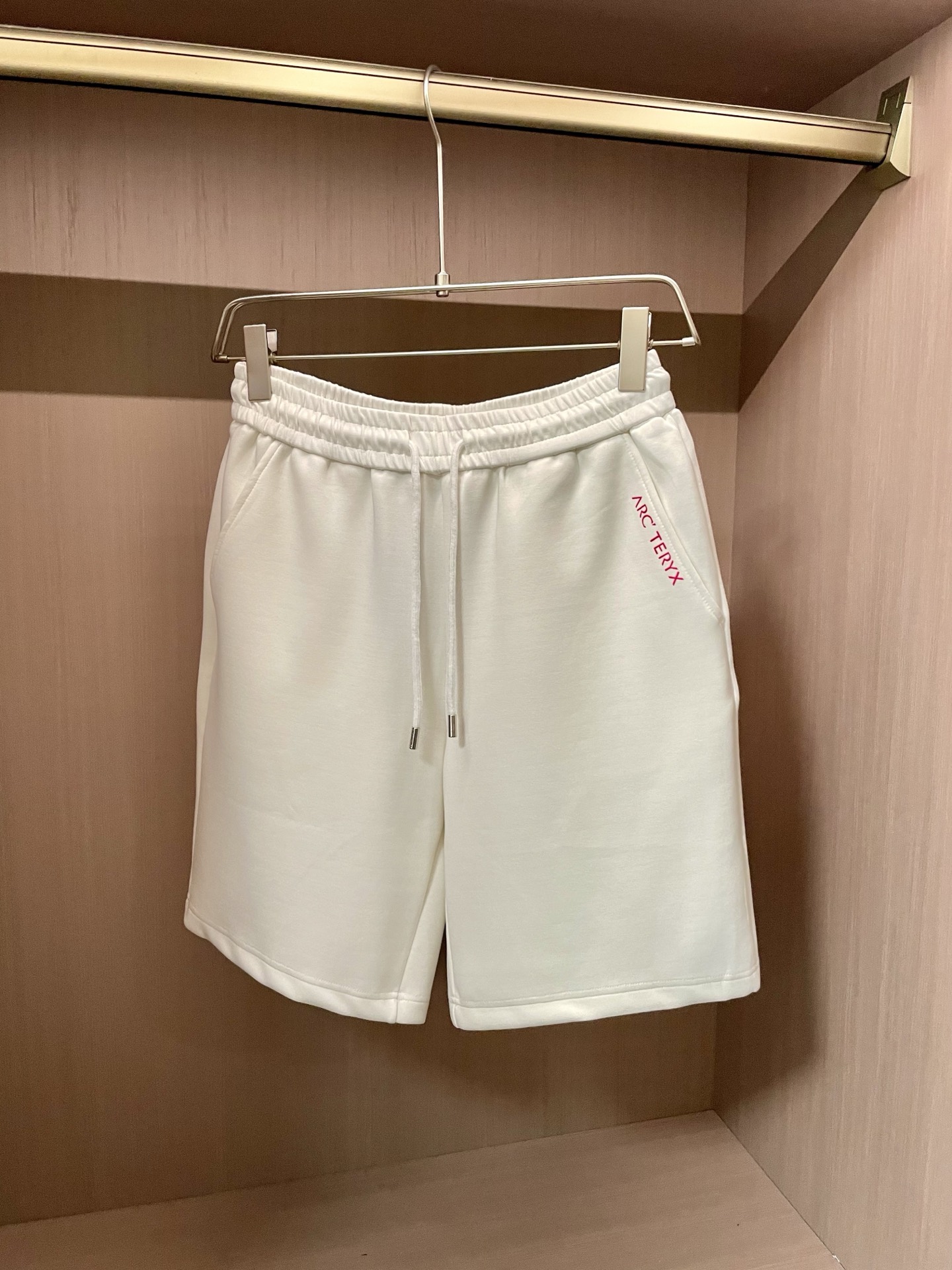 NO:411479,Archaeopteryx 2025 summer shorts!  All-match elastic waist casual pinch pants!  Elastic waist, insert bags on both sides. The fabric is made of customer-supplied fixed-woven high-strength pure cotton material. The upper body is breathable, soft and skin-friendly, with a delicate feel. The waist is knitted elastic waist and drawstring. You don’t have to worry about the discomfort of being too loose or too tight on the upper body. Whether at home, going out or traveling, it is your best choice for summer!  Code number M-3XL, arc'teryx, shorts, alexander wang19860909始祖鸟 2025夏季短裤！百搭松紧腰休闲五分裤！松紧腰 两侧插袋 面料采用客供定织高支纯棉料,上身透气,柔软亲肤,手感细腻、 腰部针织松紧腰加抽绳,上身不用担心过松过紧的不舒适感 ,无论居家,外出,旅游,都是您夏日的最佳选择！ 码数M-3XL,arc'teryx,shorts,alexander wang,Men's clothing