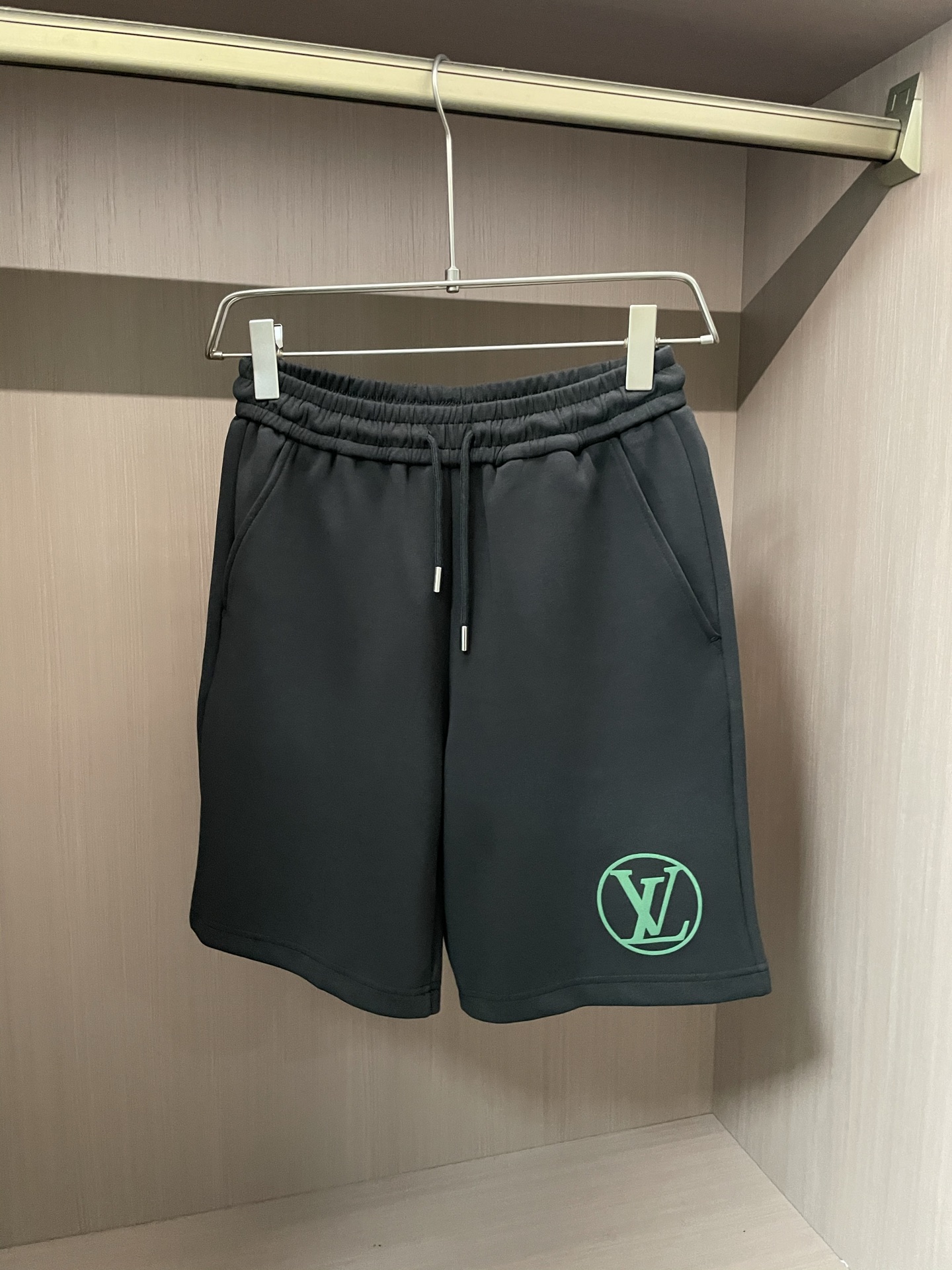 NO:411417,Lv 2025 summer shorts!  All-match elastic waist casual pinch pants!  Elastic waist, insert bags on both sides. The fabric is made of customer-supplied fixed-woven high-strength pure cotton material. The upper body is breathable, soft and skin-friendly, with a delicate feel. The waist is knitted elastic waist and drawstring. You don’t have to worry about the discomfort of being too loose or too tight on the upper body. Whether at home, going out or traveling, it is your best choice for summer!  Code number M-3XL, louis vuitton, shorts, alexander wang19860909Lv 2025夏季短裤！百搭松紧腰休闲五分裤！松紧腰 两侧插袋 面料采用客供定织高支纯棉料,上身透气,柔软亲肤,手感细腻、 腰部针织松紧腰加抽绳,上身不用担心过松过紧的不舒适感 ,无论居家,外出,旅游,都是您夏日的最佳选择！ 码数M-3XL,,louis vuitton,shorts,alexander wang,Men's clothing