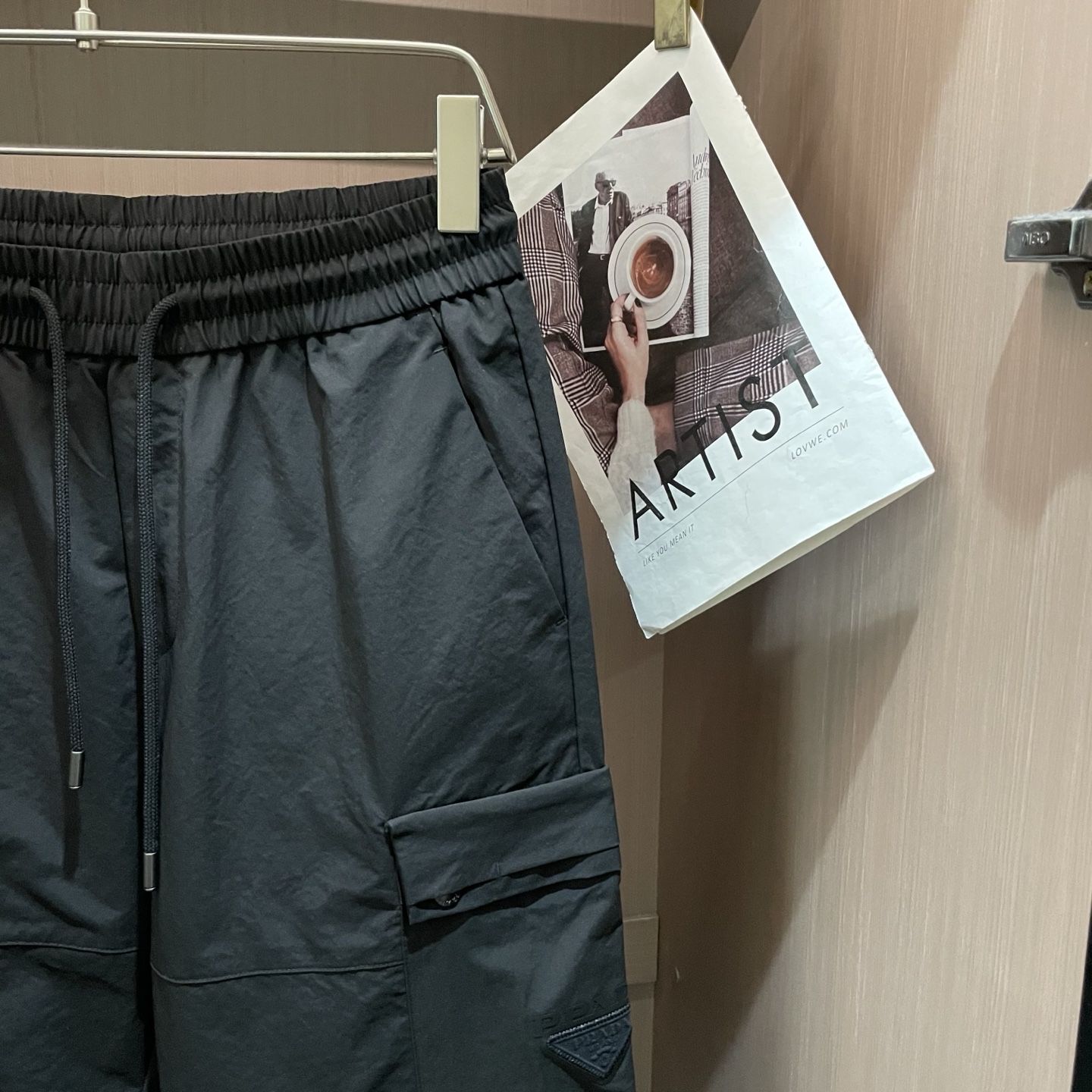 NO:411424,Prad 2025 Spring and Summer Latest Series of Men's Leisure Pants!  It is made of customer-supply elastic cotton material, soft and delicate, and has an excellent feel!  The brand style is unobstructed!  Minimalist design, without extravagant elements to win the lead, the details are finely made, the hardware accessories are customized, the thickness is just right, easy to control various weather, classic colors are very energetic, and various styles of dressing, casual business, daily life, and fashion trends can be controlled!  Overall, both in terms of grade and fashion are extremely outstanding, bringing extraordinary clothing taste!  Size M~3XL, prada,alexander wang19860909Prad 2025春夏最新系列男士休闲裤！ 采用客供弹力柔棉材质,柔软细腻,手感绝佳！品牌格调一览无余！极简主义设计,没有多余浮夸的元素来宣兵夺主,细节做工精细,五金配件原版定制,厚薄程度也是恰到好处,轻松驾驭各种天气,经典颜色上身很显精气神,多种风格穿搭,休闲商务、日常生活、时尚潮流均可驾驭！整体不论是档次还是时尚感都是极为出色的,带来非凡的衣着品味！ 尺码M~3XL,,prada,alexander wang,Men's clothing