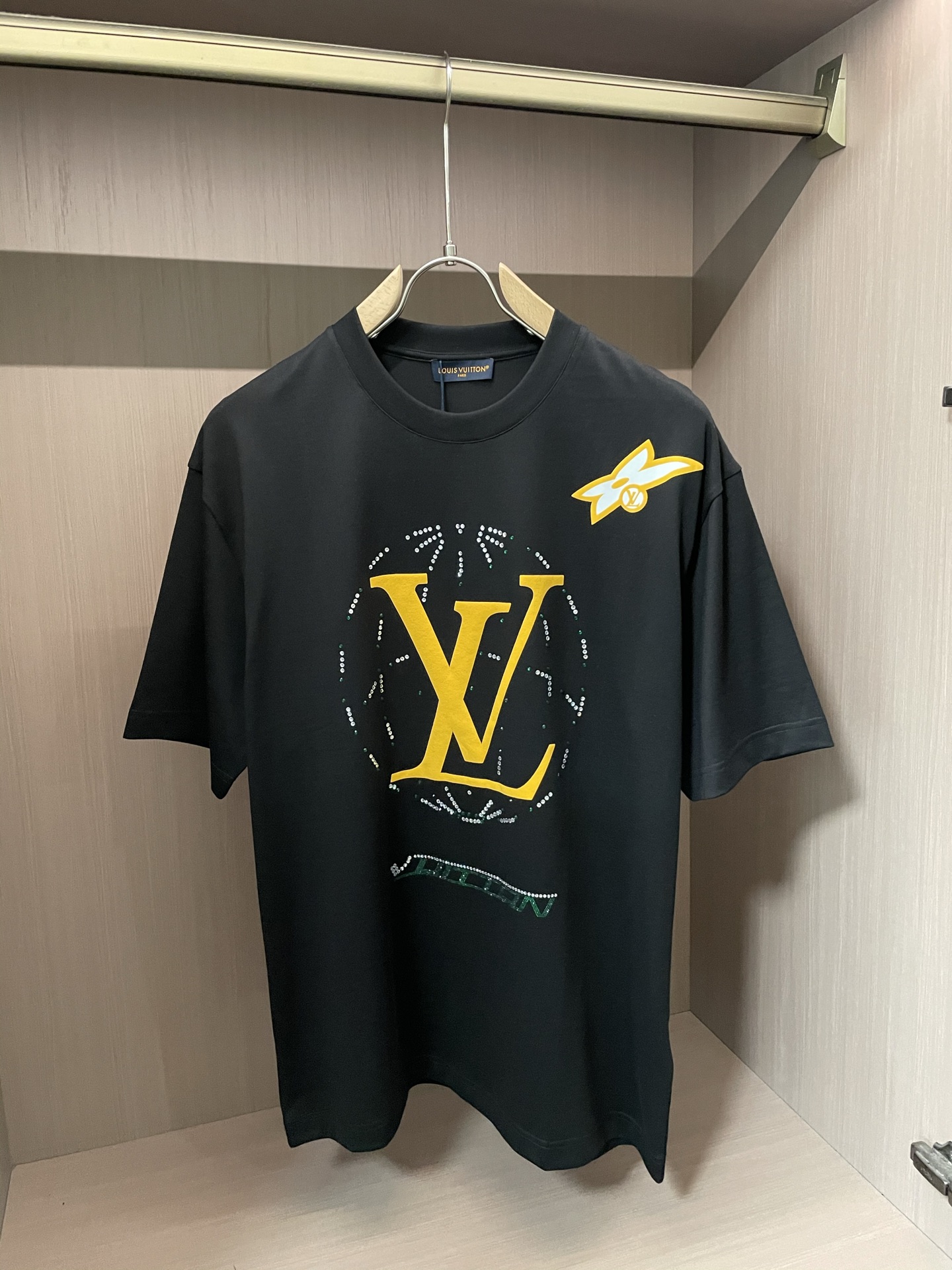 NO:411432,Lv 2025 spring and summer new style first-time counter latest short-sleeved round-neck T-shirt, high-end customization, avant-garde and fashionable design!  Brand logo heavy craft design, high-end customized mercerated cloud cotton fabric, soft feel, comfortable to wear, exquisite counter-level car line, fine workmanship, invincible and handsome upper body effect!  A must-have item for handsome men!  Color black white Number M-3XL, louis vuitton, T-shirt,tees, t-shirt,alexander wang19860909Lv 2025春夏新款首发专柜最新款短袖圆领T恤 高端订制 设计前卫时尚！品牌logo重工艺设计 高端定制丝光云朵棉面料.手感柔软.穿着舒适.专柜级别精致车线.做工精细.上身效果无敌帅气！型男必备单品！ 颜色黑色 白色 码数M-3XL,,louis vuitton,T-shirt,tees，t-shirt,alexander wang,Men's clothing