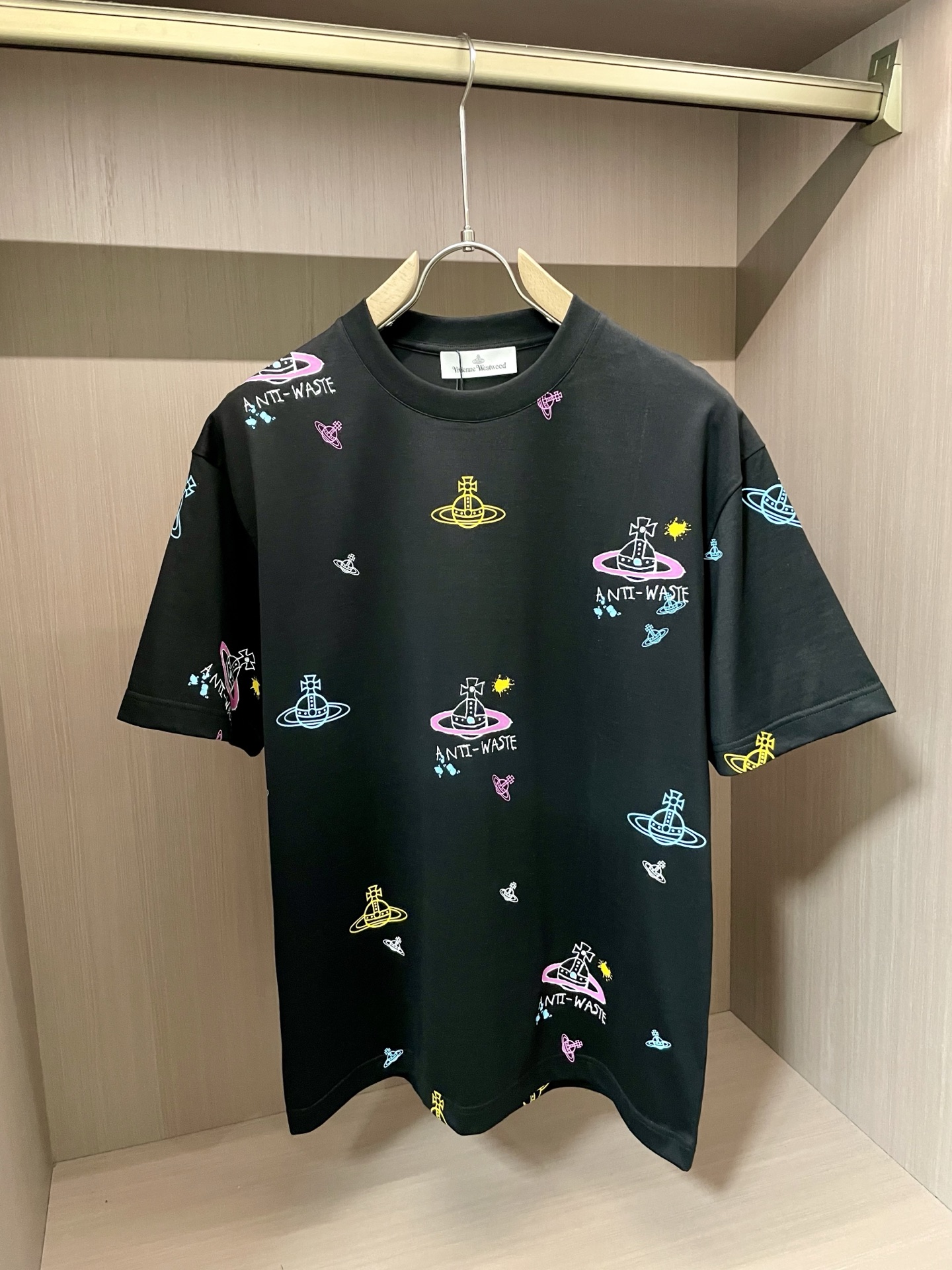 NO:411440,The Queen Mother of the Cialis 2025 spring and summer new style first-time counter latest short-sleeved round-neck T-shirt, high-end customization, avant-garde and fashionable design!  Brand logo heavy craft design, high-end customized mercerated cloud cotton fabric, soft feel, comfortable to wear, exquisite counter-level car line, fine workmanship, invincible and handsome upper body effect!  A must-have item for handsome men!  Color black white Number M-3XL, T-shirt,tees,t-shirt,alexander wang19860909西太后 2025春夏新款首发专柜最新款短袖圆领T恤 高端订制 设计前卫时尚！品牌logo重工艺设计 高端定制丝光云朵棉面料.手感柔软.穿着舒适.专柜级别精致车线.做工精细.上身效果无敌帅气！型男必备单品！ 颜色黑色 白色 码数M-3XL,,T-shirt,tees，t-shirt,alexander wang,Men's clothing