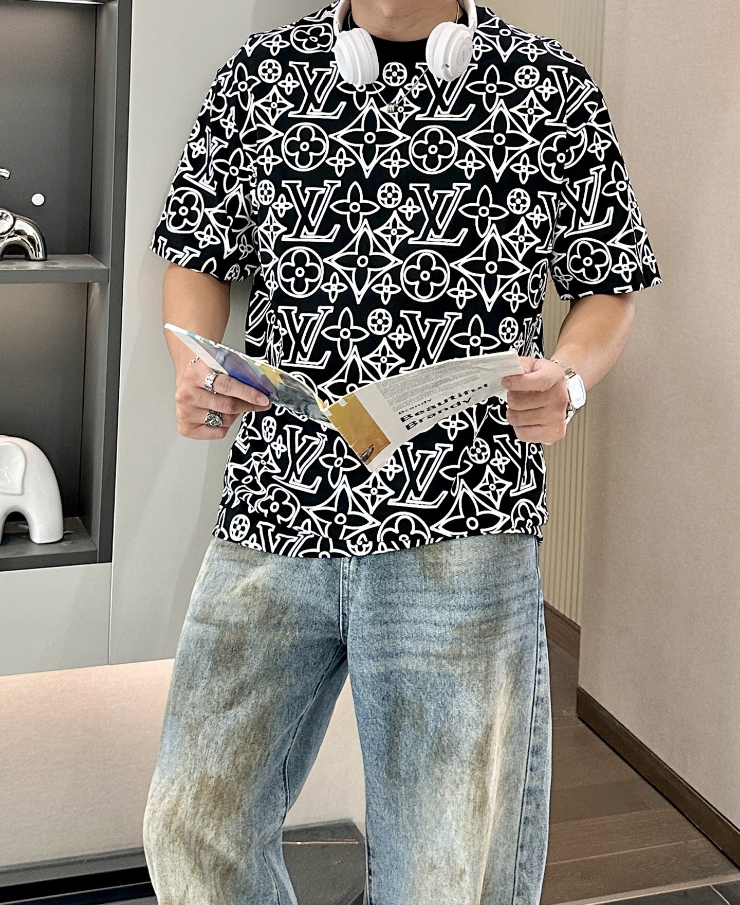 NO:411447,Lv 2025 spring and summer new style first-time counter latest short-sleeved round-neck T-shirt, high-end customization, avant-garde and fashionable design!  Brand logo heavy craft design, high-end customized mercerated cloud cotton fabric, soft feel, comfortable to wear, exquisite counter-level car line, fine workmanship, invincible and handsome upper body effect!  A must-have item for handsome men!  Color black white Number M-3XL, louis vuitton, T-shirt,tees, t-shirt,alexander wang19860909Lv 2025春夏新款首发专柜最新款短袖圆领T恤 高端订制 设计前卫时尚！品牌logo重工艺设计 高端定制丝光云朵棉面料.手感柔软.穿着舒适.专柜级别精致车线.做工精细.上身效果无敌帅气！型男必备单品！ 颜色黑色 白色 码数M-3XL,,louis vuitton,T-shirt,tees，t-shirt,alexander wang,Men's clothing