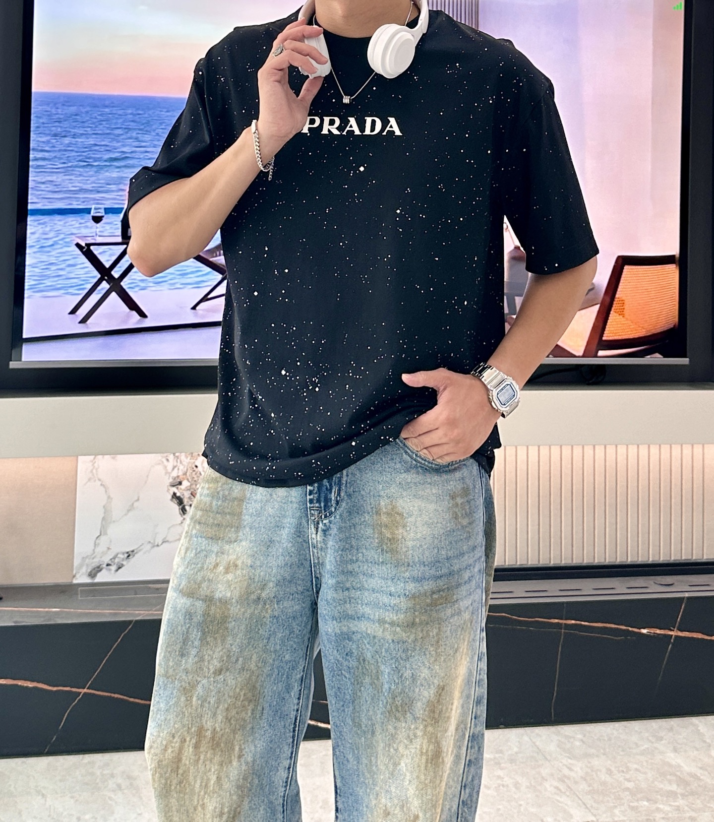 NO:411454,Prad's new spring and summer new style first-time counter has the latest short-sleeved round-neck T-shirt with high-end customization and avant-garde and fashionable design!  Brand logo heavy craft design, high-end customized mercerated cloud cotton fabric, soft feel, comfortable to wear, exquisite counter-level car line, fine workmanship, invincible and handsome upper body effect!  A must-have item for handsome men!  Color black white Number M-3XL, prada, T-shirt,tees, t-shirt,alexander wang19860909Prad 2025春夏新款首发专柜最新款短袖圆领T恤 高端订制 设计前卫时尚！品牌logo重工艺设计 高端定制丝光云朵棉面料.手感柔软.穿着舒适.专柜级别精致车线.做工精细.上身效果无敌帅气！型男必备单品！ 颜色黑色 白色 码数M-3XL,,prada,T-shirt,tees，t-shirt,alexander wang,Men's clothing