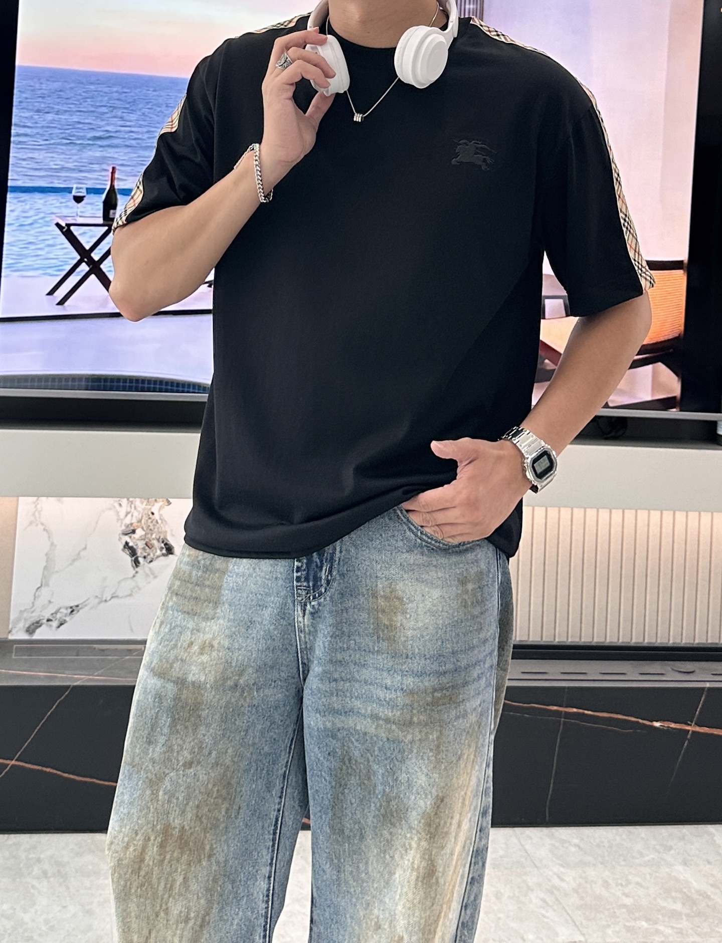 NO:411461,Bur 2025 spring and summer new style first-time counter latest short-sleeved round-neck T-shirt, high-end customization, avant-garde and fashionable design!  Brand logo heavy craft design, high-end customized mercerated cloud cotton fabric, soft feel, comfortable to wear, exquisite counter-level car line, fine workmanship, invincible and handsome upper body effect!  A must-have item for handsome men!  Color black white Number M-3XL, burberry, T-shirt,tees, t-shirt,alexander wang19860909Bur 2025春夏新款首发专柜最新款短袖圆领T恤 高端订制 设计前卫时尚！品牌logo重工艺设计 高端定制丝光云朵棉面料.手感柔软.穿着舒适.专柜级别精致车线.做工精细.上身效果无敌帅气！型男必备单品！ 颜色黑色 白色 码数M-3XL,,burberry,T-shirt,tees，t-shirt,alexander wang,Men's clothing