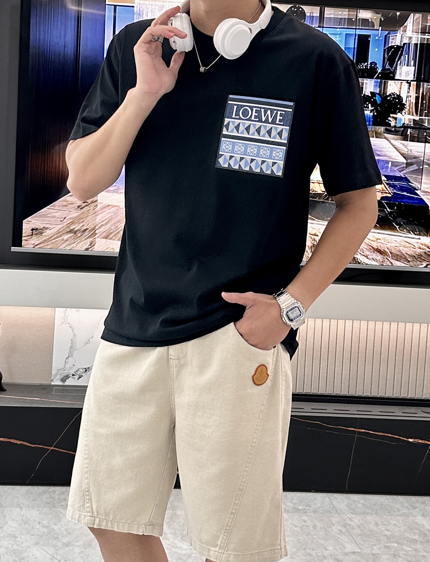 NO:411468,Loewe has the same style as the same style as the same style as the same style as the same website. The most important recommendation!  2025ss summer clothing new products, on sale in counter, the latest series of pattern logo short-sleeved T-shirts, the rhythm of each person having to hand in one piece!  Imported top combed cotton is extremely skin-friendly and comfortable. It feels very delicate to the touch, has a good texture, and perfectly reflects the three-dimensional feeling. It is in line with the brand's consistent design style. It is a very good overall style. It is completely fine to wear it alone. Size XS-L,,loewe,T-shirt,tees,t-shirt,alexander wang19860909Loewe 官网同款 官网同款 官网同款 重磅推荐！2025ss夏装新品 专柜在售 最新系列图案logo短袖T恤 必须人手一件的节奏！进口顶极精梳棉,极为亲肤舒适 摸上去非常的细腻,质感很好,完美体现立体感 符合品牌一贯设计风格,整体非常不错的一款,内搭单穿都完全没问题 尺码XS-L,,loewe,T-shirt,tees，t-shirt,alexander wang,Men's clothing