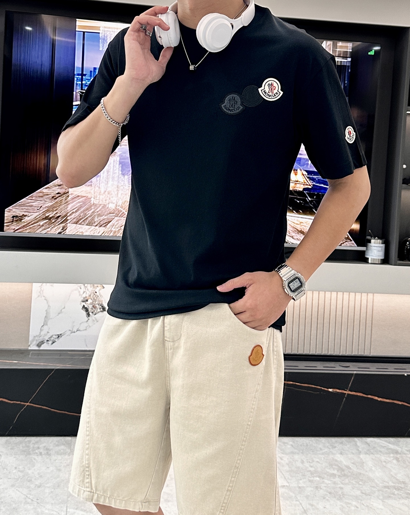 NO:411481,The same style for the official website The same style for the official website The same style for the official website The same style for the official website The most important recommendation!  2025ss summer clothing new products, on sale in counter, the latest series of pattern logo short-sleeved T-shirts, the rhythm of each person having to hand in one piece!  Imported top combed cotton is extremely skin-friendly and comfortable. It feels very delicate to the touch, has a good texture, and perfectly reflects the three-dimensional feeling. It is in line with the brand's consistent design style. It is a very good overall style. It is completely fine to wear it alone. Size XS-L, Moncler, T-shirt,tees, t-shirt,alexander wang19860909蒙口 官网同款 官网同款 官网同款 重磅推荐！2025ss夏装新品 专柜在售 最新系列图案logo短袖T恤 必须人手一件的节奏！进口顶极精梳棉,极为亲肤舒适 摸上去非常的细腻,质感很好,完美体现立体感 符合品牌一贯设计风格,整体非常不错的一款,内搭单穿都完全没问题 尺码XS-L,,Moncler,T-shirt,tees，t-shirt,alexander wang,Men's clothing