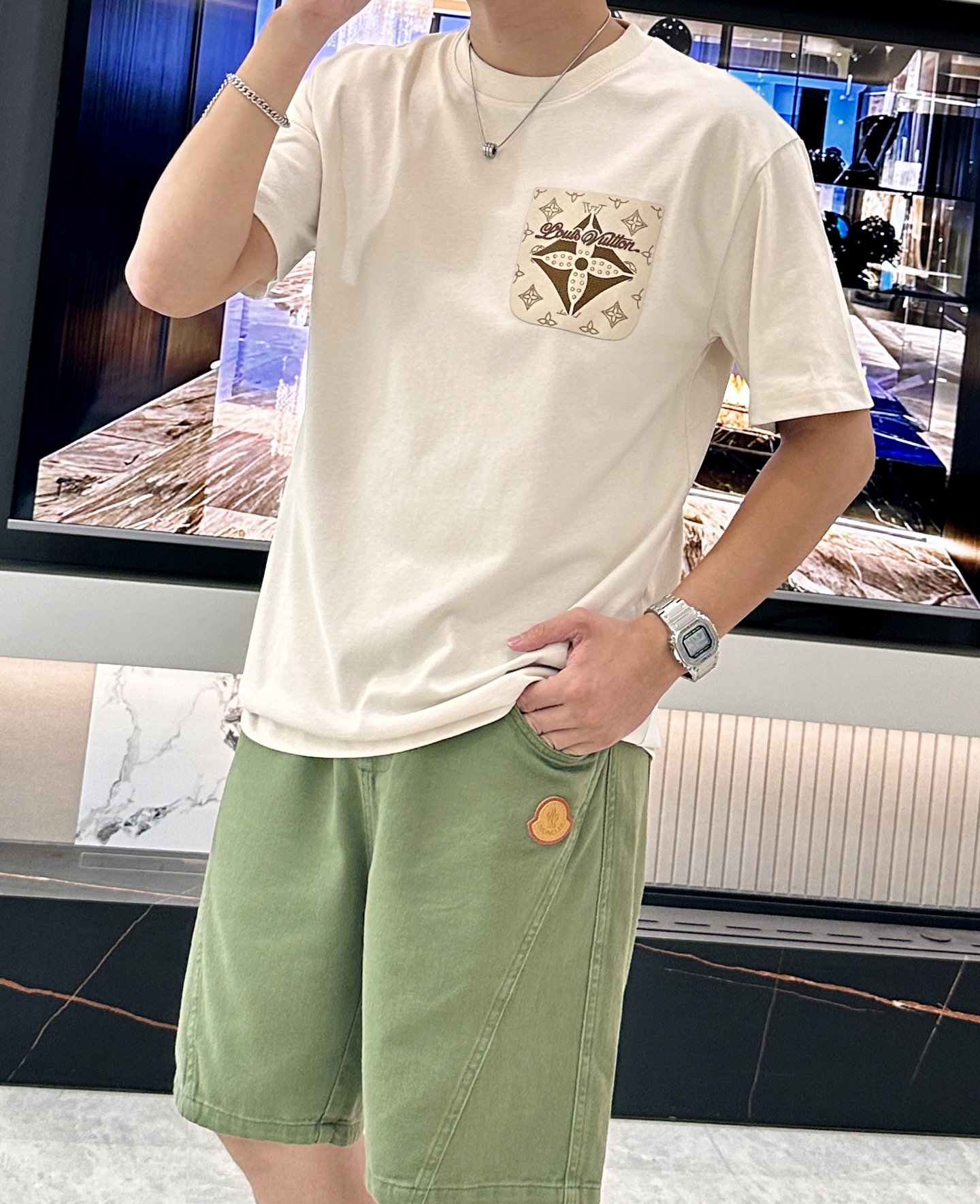 NO:411418,Lv official website same model, official website same model, official website same model, heavy recommendation!  2025ss summer clothing new products, on sale in counter, the latest series of pattern logo short-sleeved T-shirts, the rhythm of each person having to hand in one piece!  Imported top combed cotton is extremely skin-friendly and comfortable. It feels very delicate to the touch, has a good texture, and perfectly reflects the three-dimensional feeling. It is in line with the brand's consistent design style. It is a very good overall style. It is completely fine to wear it alone. Size XS-L,,louis vuitton,T-shirt,tees,t-shirt,alexander wang19860909Lv 官网同款 官网同款 官网同款 重磅推荐！2025ss夏装新品 专柜在售 最新系列图案logo短袖T恤 必须人手一件的节奏！进口顶极精梳棉,极为亲肤舒适 摸上去非常的细腻,质感很好,完美体现立体感 符合品牌一贯设计风格,整体非常不错的一款,内搭单穿都完全没问题 尺码XS-L,,louis vuitton,T-shirt,tees，t-shirt,alexander wang,Men's clothing