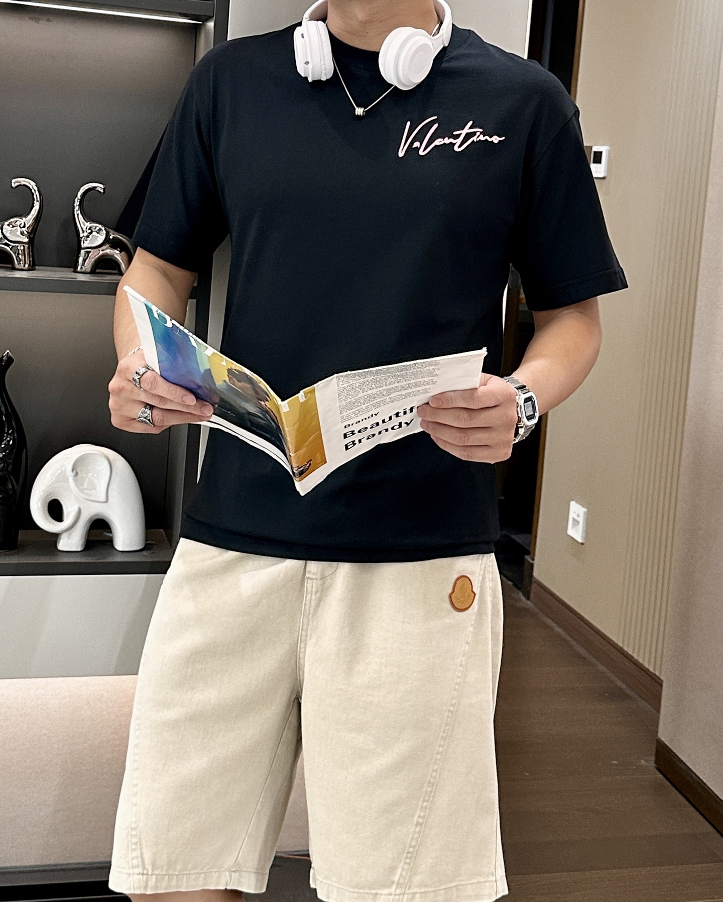 NO:411426,Valentino has the same style as the official website. The same style as the official website. The most important recommendation!  2025ss summer clothing new products, on sale in counter, the latest series of pattern logo short-sleeved T-shirts, the rhythm of each person having to hand in one piece!  Imported top combed cotton is extremely skin-friendly and comfortable. It feels very delicate to the touch, has a good texture, and perfectly reflects the three-dimensional feeling. It is in line with the brand's consistent design style. It is a very good overall style. It is completely fine to wear it alone. Size XS-L, valentino, T-shirt, tees, t-shirt, alexander wang19860909华伦天奴 官网同款 官网同款 官网同款 重磅推荐！2025ss夏装新品 专柜在售 最新系列图案logo短袖T恤 必须人手一件的节奏！进口顶极精梳棉,极为亲肤舒适 摸上去非常的细腻,质感很好,完美体现立体感 符合品牌一贯设计风格,整体非常不错的一款,内搭单穿都完全没问题 尺码XS-L,,valentino,T-shirt,tees，t-shirt,alexander wang,Men's clothing