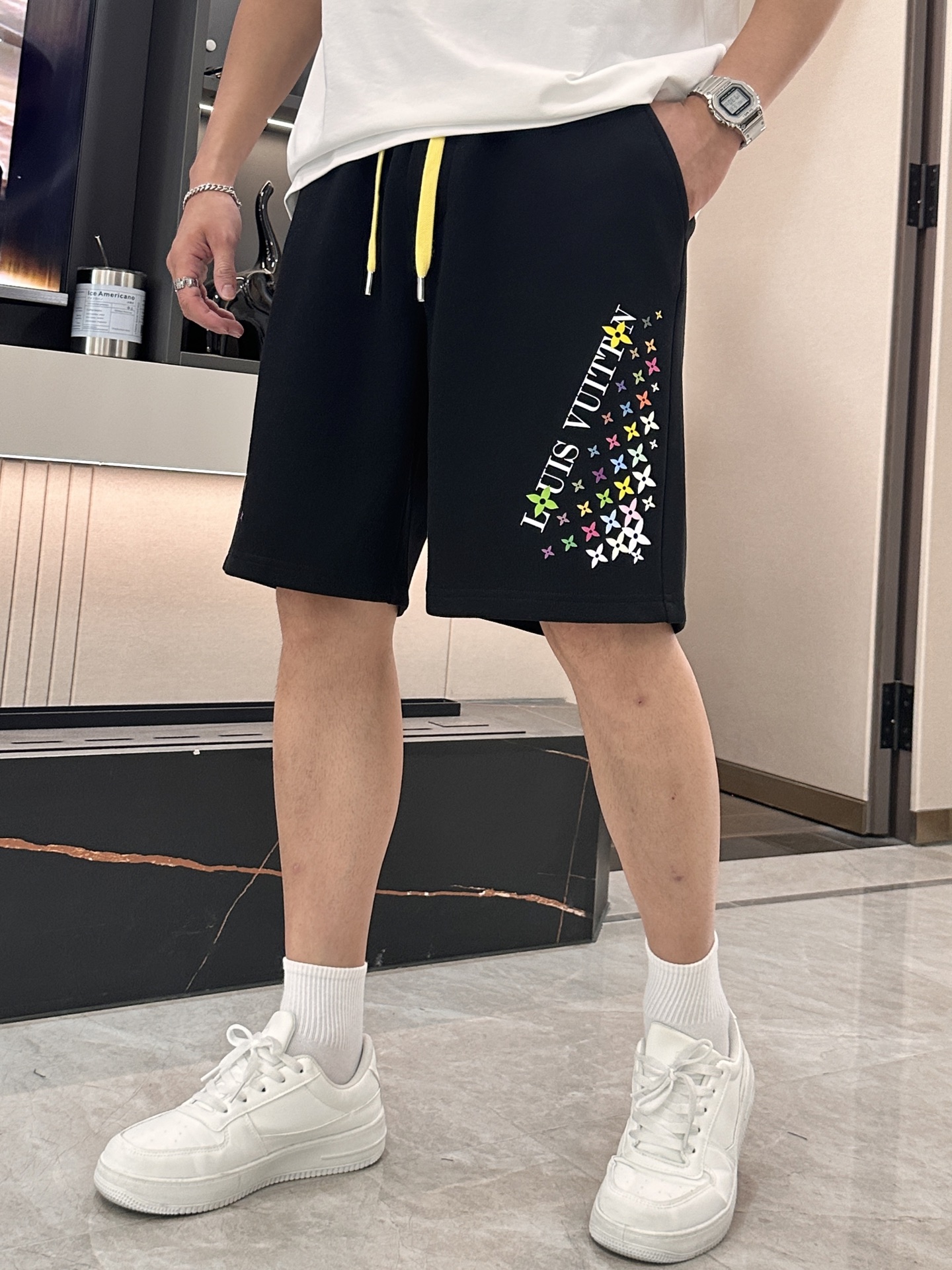 NO:411433,Lv 2025 summer shorts!  All-match elastic waist casual pinch pants!  Elastic waist, insert bags on both sides. The fabric is made of customer-supplied fixed-woven high-strength pure cotton material. The upper body is breathable, soft and skin-friendly, with a delicate feel. The waist is knitted elastic waist and drawstring. You don’t have to worry about the discomfort of being too loose or too tight on the upper body. Whether at home, going out or traveling, it is your best choice for summer!  Code number M-3XL, louis vuitton, shorts, alexander wang19860909Lv 2025夏季短裤！百搭松紧腰休闲五分裤！松紧腰 两侧插袋 面料采用客供定织高支纯棉料,上身透气,柔软亲肤,手感细腻、 腰部针织松紧腰加抽绳,上身不用担心过松过紧的不舒适感 ,无论居家,外出,旅游,都是您夏日的最佳选择！ 码数M-3XL,,louis vuitton,shorts,alexander wang,Men's clothing