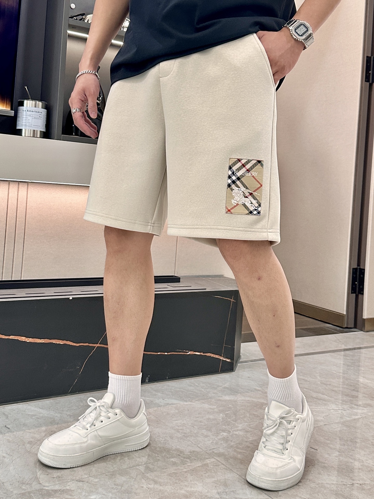 NO:411441,Bur 2025 Summer Shorts!  All-match elastic waist casual pinch pants!  Elastic waist, insert bags on both sides. The fabric is made of customer-supplied fixed-woven high-strength pure cotton material. The upper body is breathable, soft and skin-friendly, with a delicate feel. The waist is knitted elastic waist and drawstring. You don’t have to worry about the discomfort of being too loose or too tight on the upper body. Whether at home, going out or traveling, it is your best choice for summer!  Code number M-3XL, burberry, shorts, alexander wang19860909Bur 2025夏季短裤！百搭松紧腰休闲五分裤！松紧腰 两侧插袋 面料采用客供定织高支纯棉料,上身透气,柔软亲肤,手感细腻、 腰部针织松紧腰加抽绳,上身不用担心过松过紧的不舒适感 ,无论居家,外出,旅游,都是您夏日的最佳选择！ 码数M-3XL,,burberry,shorts,alexander wang,Men's clothing