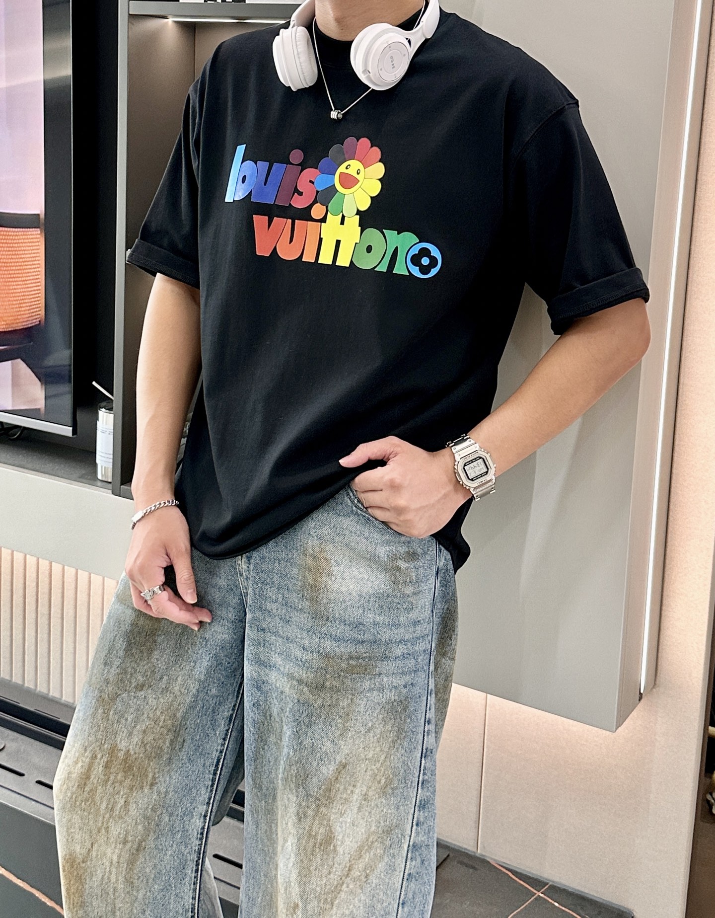 NO:411449,Hot version LV Murakami Takashi jointly signed 2025 spring and summer style/official website synchronization The fabric is made of heavy pure cotton combed cotton fabric, OS loose style, and the upper body style is super straight!  Everyday versatile, a must-have item for wardrobe!  Size S-3XL (Large-size) Size/part S M L XL 2XL 3XL Shoulder width 52 54 56 57 59 60 Clothes length 70 72.75.78.82.85. Bust 54 56.58.60.62.64. Sleeve length 24 26 27 28 29 30,,louis vuitton,alexander wang19860909爆款 LV村上隆联名 2025春夏款/官网同步 面料采用重磅纯棉精梳棉面料,OS宽松版型,上身版型超正！日常百搭,衣橱必备单品！ 尺码 S-3XL（版型偏大） 码数/部位S M L XL 2XL 3XL 肩宽 52 54 56 57 59 60 衣长70 72.75.78.82.85. 胸围 54 56.58.60.62.64. 袖长24 26 27 28 29 30,,louis vuitton,alexander wang,Men's clothing