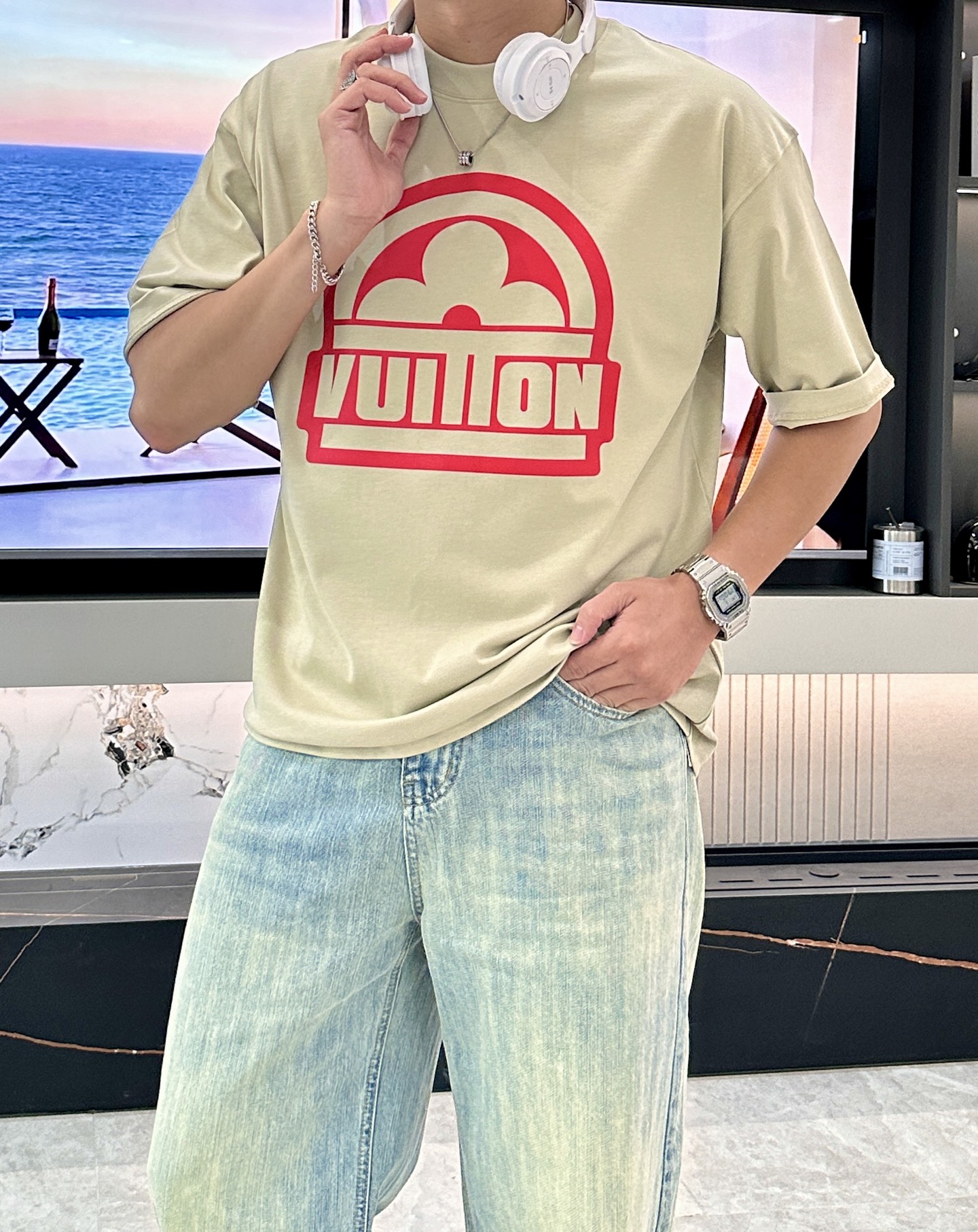 NO:411456,Hot LV 2025 spring and summer model/official website synchronization The fabric is made of heavy pure cotton combed cotton fabric, OS loose style, and the upper body style is super positive!  Everyday versatile, a must-have item for wardrobe!  Size S-3XL (Large-size) Size/part S M L XL 2XL 3XL Shoulder width 52 54 56 57 59 60 Clothes length 70 72.75.78.82.85. Bust 54 56.58.60.62.64. Sleeve length 24 26 27 28 29 30,,louis vuitton,alexander wang19860909爆款 LV 2025春夏款/官网同步 面料采用重磅纯棉精梳棉面料,OS宽松版型,上身版型超正！日常百搭,衣橱必备单品！ 尺码 S-3XL（版型偏大） 码数/部位S M L XL 2XL 3XL 肩宽 52 54 56 57 59 60 衣长70 72.75.78.82.85. 胸围 54 56.58.60.62.64. 袖长24 26 27 28 29 30,,louis vuitton,alexander wang,Men's clothing