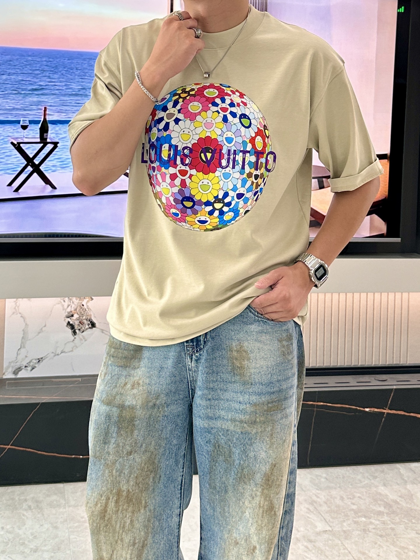 NO:411463,Hot version LV Murakami Takashi jointly signed 2025 spring and summer style/official website synchronization The fabric is made of heavy pure cotton combed cotton fabric, OS loose style, and the upper body style is super straight!  Everyday versatile, a must-have item for wardrobe!  Size S-3XL (Large-size) Size/part S M L XL 2XL 3XL Shoulder width 52 54 56 57 59 60 Clothes length 70 72.75.78.82.85. Bust 54 56.58.60.62.64. Sleeve length 24 26 27 28 29 30,,louis vuitton,alexander wang19860909爆款 LV村上隆联名 2025春夏款/官网同步 面料采用重磅纯棉精梳棉面料,OS宽松版型,上身版型超正！日常百搭,衣橱必备单品！ 尺码 S-3XL（版型偏大） 码数/部位S M L XL 2XL 3XL 肩宽 52 54 56 57 59 60 衣长70 72.75.78.82.85. 胸围 54 56.58.60.62.64. 袖长24 26 27 28 29 30,,louis vuitton,alexander wang,Men's clothing