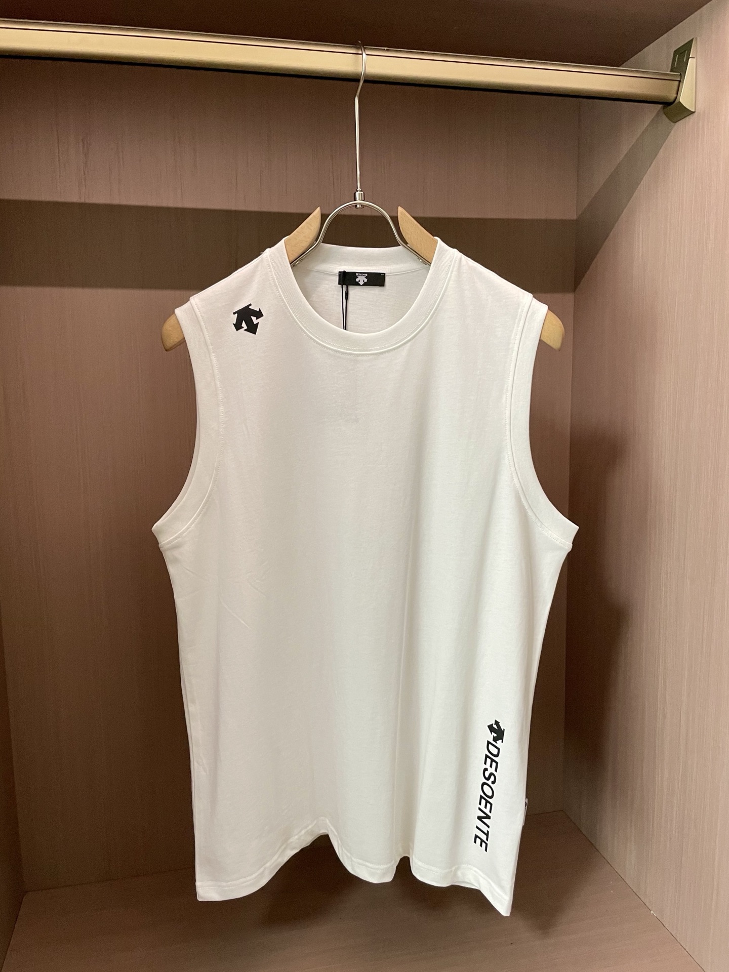 NO:414965,Desant Spring and Summer New Round Neck Vest, Counter Synchronization, High-end Quality, Exclusive Custom Fabrics, High-end T Series!  Brand latest element logo heavy industry design Imported 260 high-quality cotton, 5D vision Custom thread LOGO high-quality printing technology Strong sense of fashion Number: M-XXXL,,alexander wang19860909迪桑特春夏新款圆领背心 专柜同步 高端品质 独家定制面料 高端T系列！品牌最新元素logo重工设计 进口260支的高品棉, 5D视觉 定制螺纹LOGO高品印花工艺 时尚感强  码数: M-XXXL,,alexander wang,Men's clothing