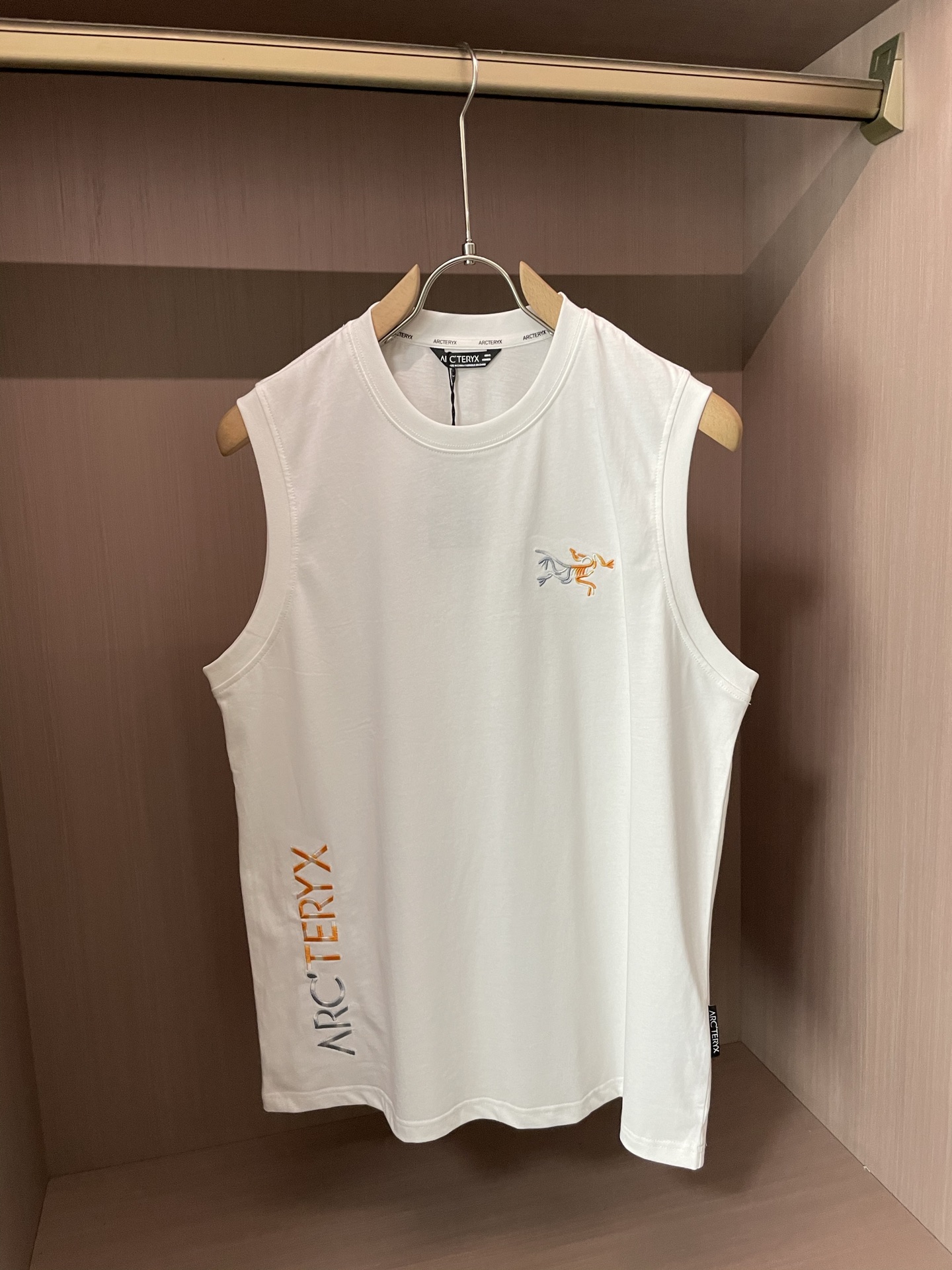 NO:414973,Archaeopteryx, new round neck vest in spring and summer, counter synchronization, high-end quality, exclusive custom fabric, high-end T series!  Brand latest element logo heavy industry design Imported 260 high-quality cotton, 5D vision Custom thread LOGO high-quality printing technology Strong sense of fashion Number: M-XXXL,arc'teryx,alexander wang19860909始祖鸟 春夏新款圆领背心 专柜同步 高端品质 独家定制面料 高端T系列！品牌最新元素logo重工设计 进口260支的高品棉, 5D视觉 定制螺纹LOGO高品印花工艺 时尚感强  码数: M-XXXL,arc'teryx,alexander wang,Men's clothing