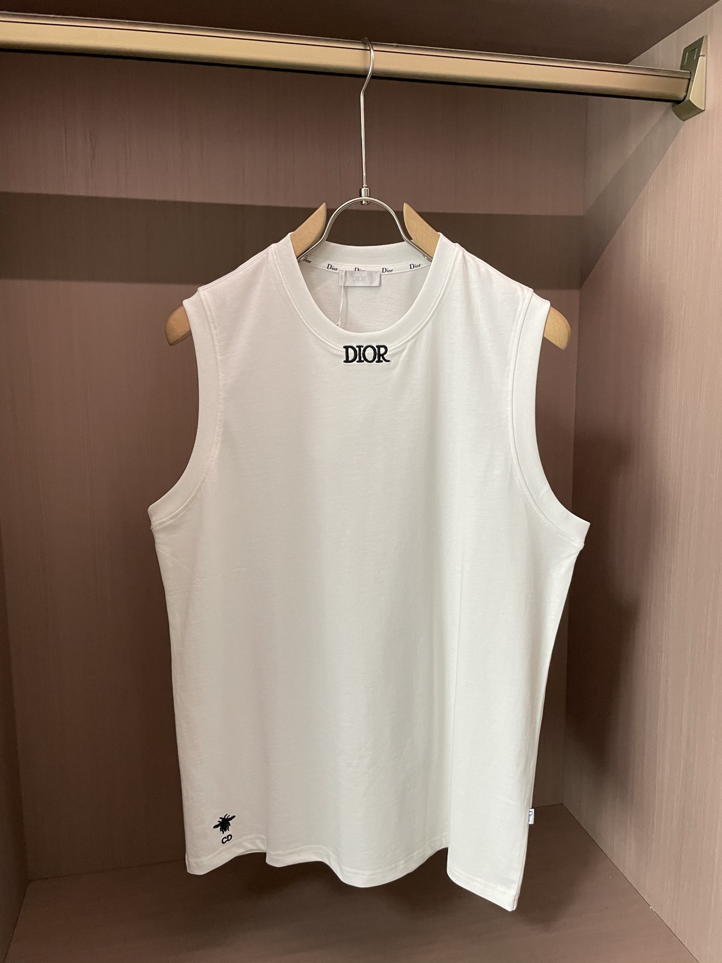 NO:414981,dior new round neck vest in spring and summer, counter synchronization, high-end quality, exclusive custom fabric, high-end T series!  Brand latest element logo heavy industry design Imported 260 high-quality cotton, 5D vision Custom thread LOGO high-quality printing technology Strong sense of fashion Number: M-XXXL,,dior,alexander wang19860909dior 春夏新款圆领背心 专柜同步 高端品质 独家定制面料 高端T系列！品牌最新元素logo重工设计 进口260支的高品棉, 5D视觉 定制螺纹LOGO高品印花工艺 时尚感强  码数: M-XXXL,,dior,alexander wang,Men's clothing