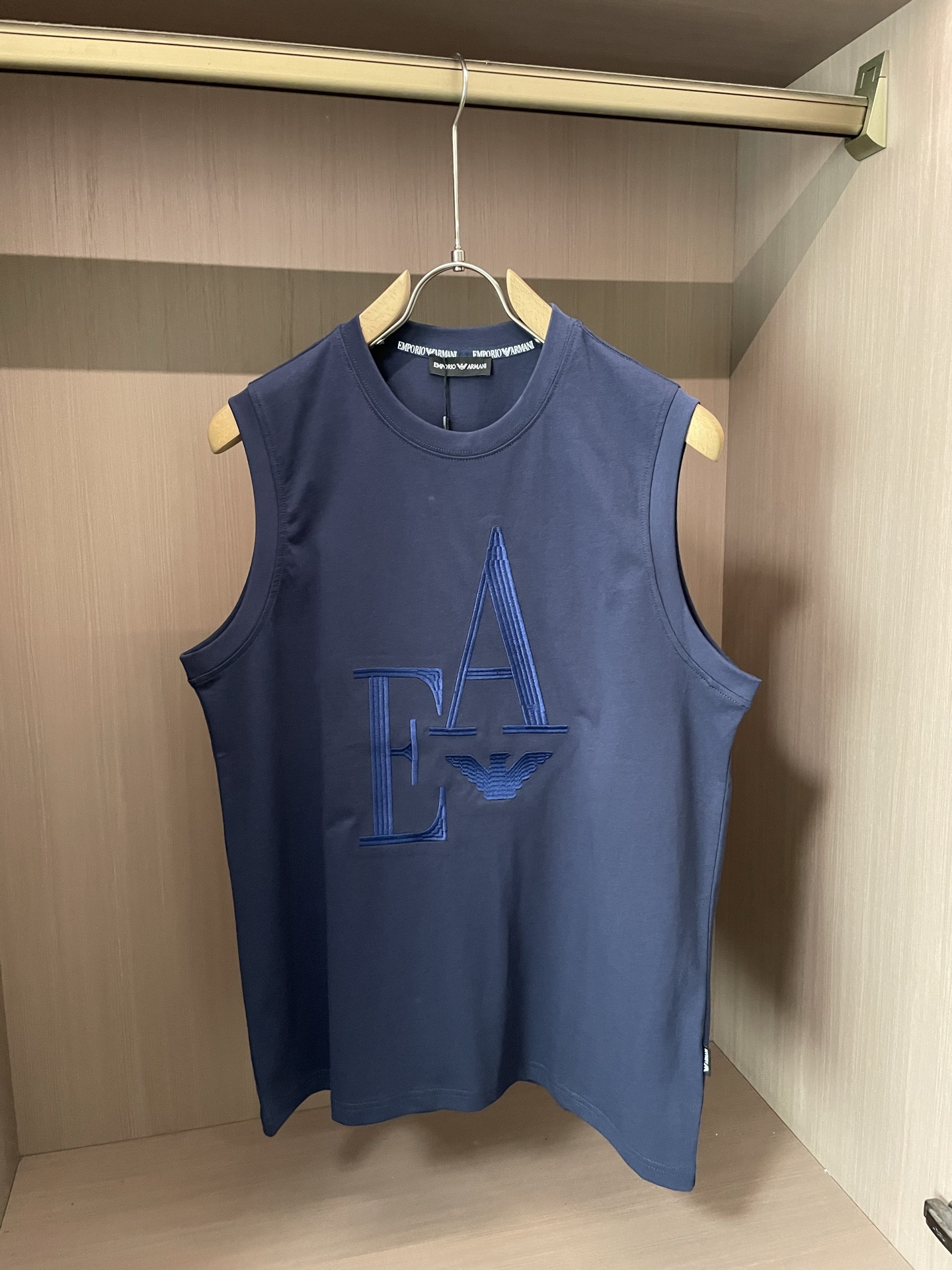 NO:414989,Armani spring and summer new round neck vest, counter synchronized, high-end quality, exclusive custom fabric, high-end T series!  Brand latest element logo heavy industry design Imported 260 high-quality cotton, 5D vision Custom thread LOGO high-quality printing technology Strong sense of fashion Number: M-XXXL,,armani,alexander wang19860909阿玛尼春夏新款圆领背心 专柜同步 高端品质 独家定制面料 高端T系列！品牌最新元素logo重工设计 进口260支的高品棉, 5D视觉 定制螺纹LOGO高品印花工艺 时尚感强  码数: M-XXXL,,armani,alexander wang,Men's clothing