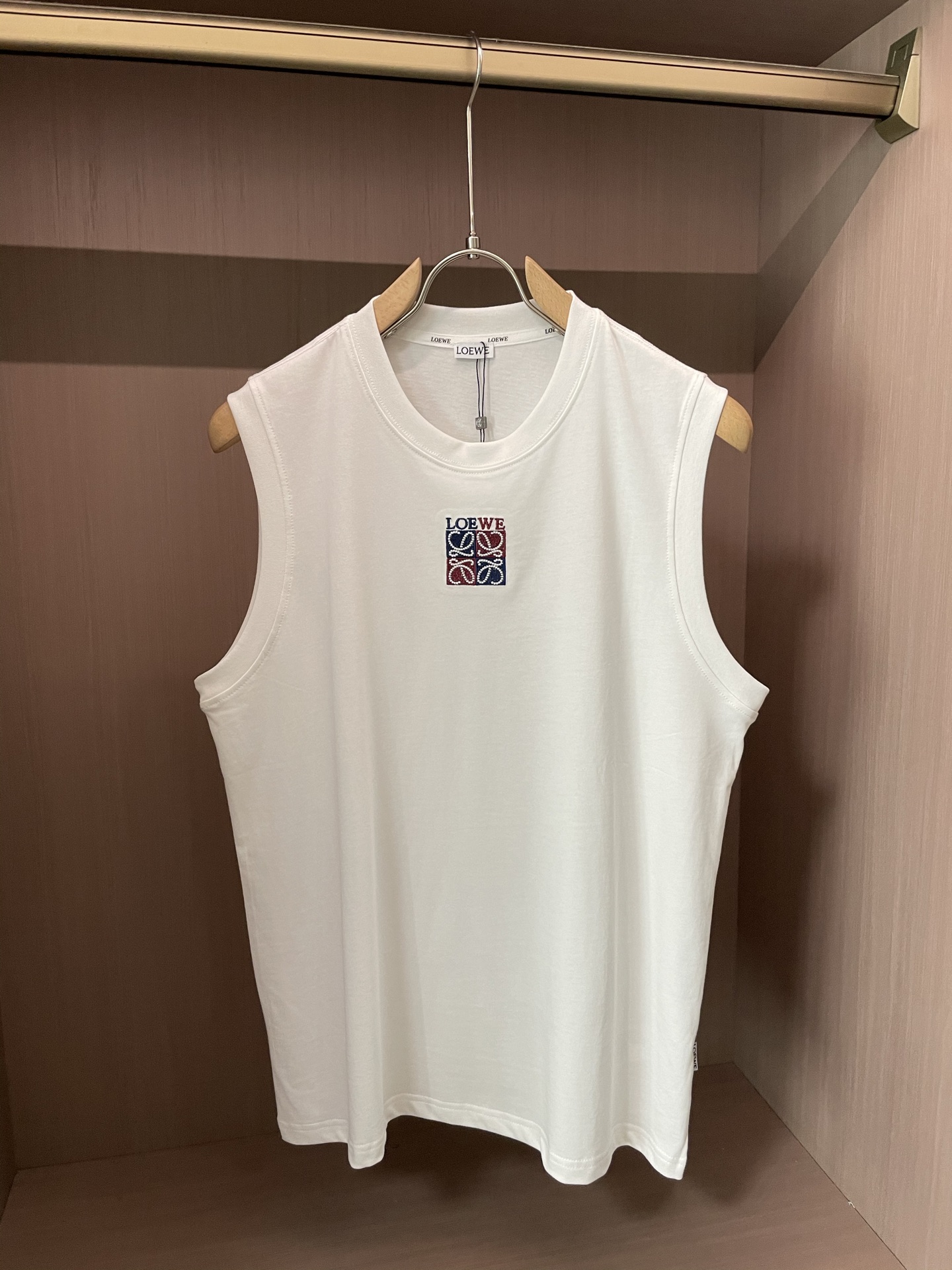 NO:414933,Loewe's new round neck vest in spring and summer, counter synchronization, high-end quality, exclusive custom fabrics, high-end T-series!  Brand latest element logo heavy industry design Imported 260 high-quality cotton, 5D vision Custom thread LOGO high-quality printing technology Strong sense of fashion Number: M-XXXL,,loewe,alexander wang19860909Loewe 春夏新款圆领背心 专柜同步 高端品质 独家定制面料 高端T系列！品牌最新元素logo重工设计 进口260支的高品棉, 5D视觉 定制螺纹LOGO高品印花工艺 时尚感强  码数: M-XXXL,,loewe,alexander wang,Men's clothing