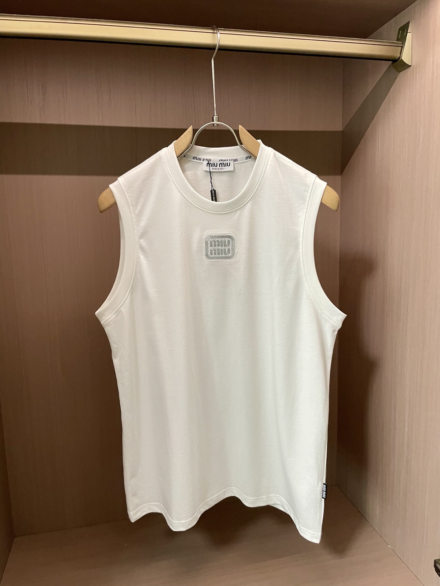 NO:414947,Miumiu Spring and summer new round neck vest, counter synchronization, high-end quality, exclusive custom fabric, high-end T series!  Brand latest element logo heavy industry design Imported 260 high-quality cotton, 5D vision Custom thread LOGO high-quality printing technology Strong sense of fashion Number: M-XXXL,,miumiu,alexander wang19860909miumiu 春夏新款圆领背心 专柜同步 高端品质 独家定制面料 高端T系列！品牌最新元素logo重工设计 进口260支的高品棉, 5D视觉 定制螺纹LOGO高品印花工艺 时尚感强  码数: M-XXXL,,miumiu,alexander wang,Men's clothing