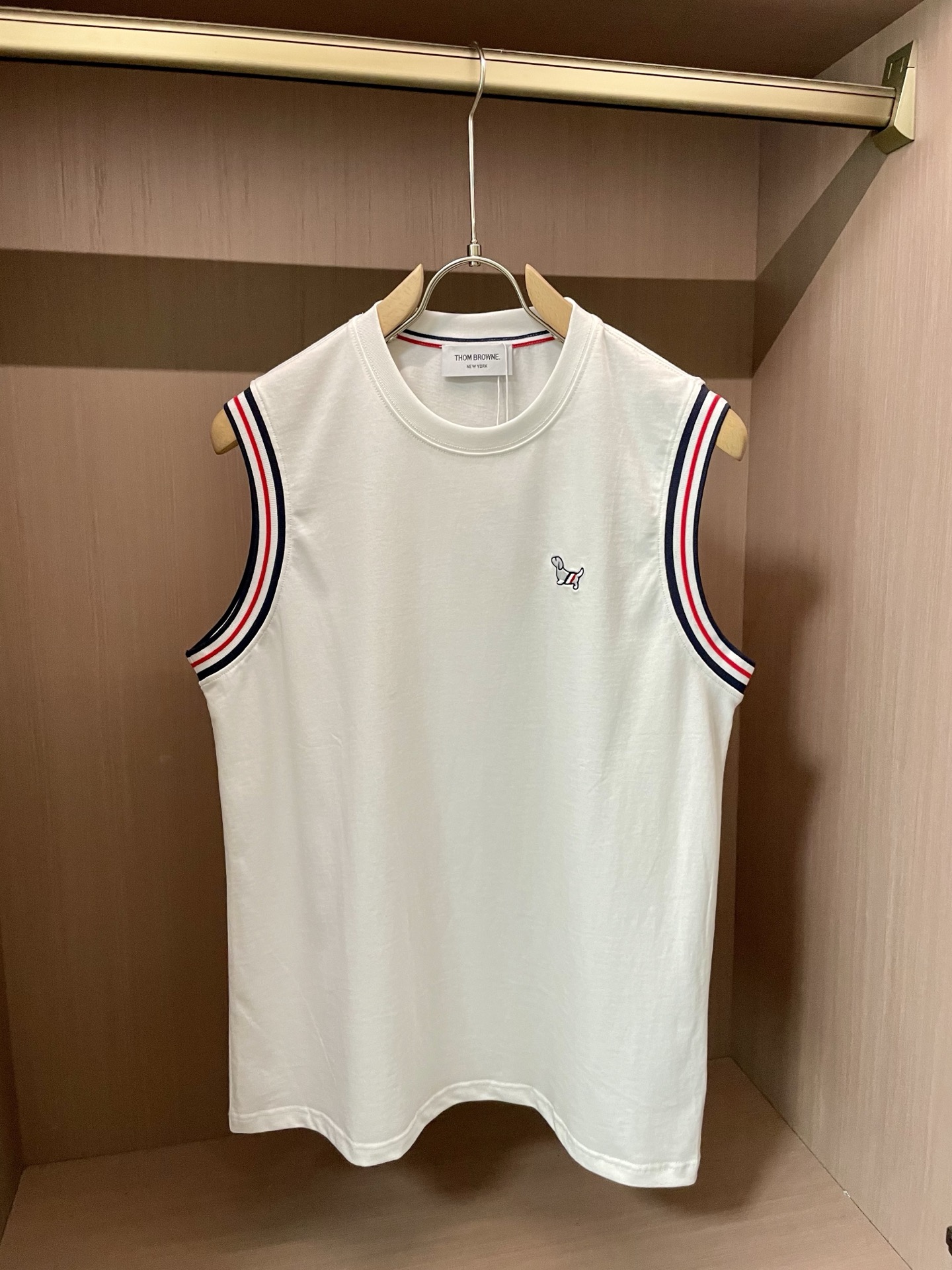 NO:414954,TB Spring and Summer New Round Neck Vest, Counter Synchronization, High-end Quality, Exclusive Custom Fabrics, High-end T Series!  Brand latest element logo heavy industry design Imported 260 high-quality cotton, 5D vision Custom thread LOGO high-quality printing technology Strong sense of fashion Number: M-XXXL,,alexander wang19860909TB 春夏新款圆领背心 专柜同步 高端品质 独家定制面料 高端T系列！品牌最新元素logo重工设计 进口260支的高品棉, 5D视觉 定制螺纹LOGO高品印花工艺 时尚感强  码数: M-XXXL,,alexander wang,Men's clothing