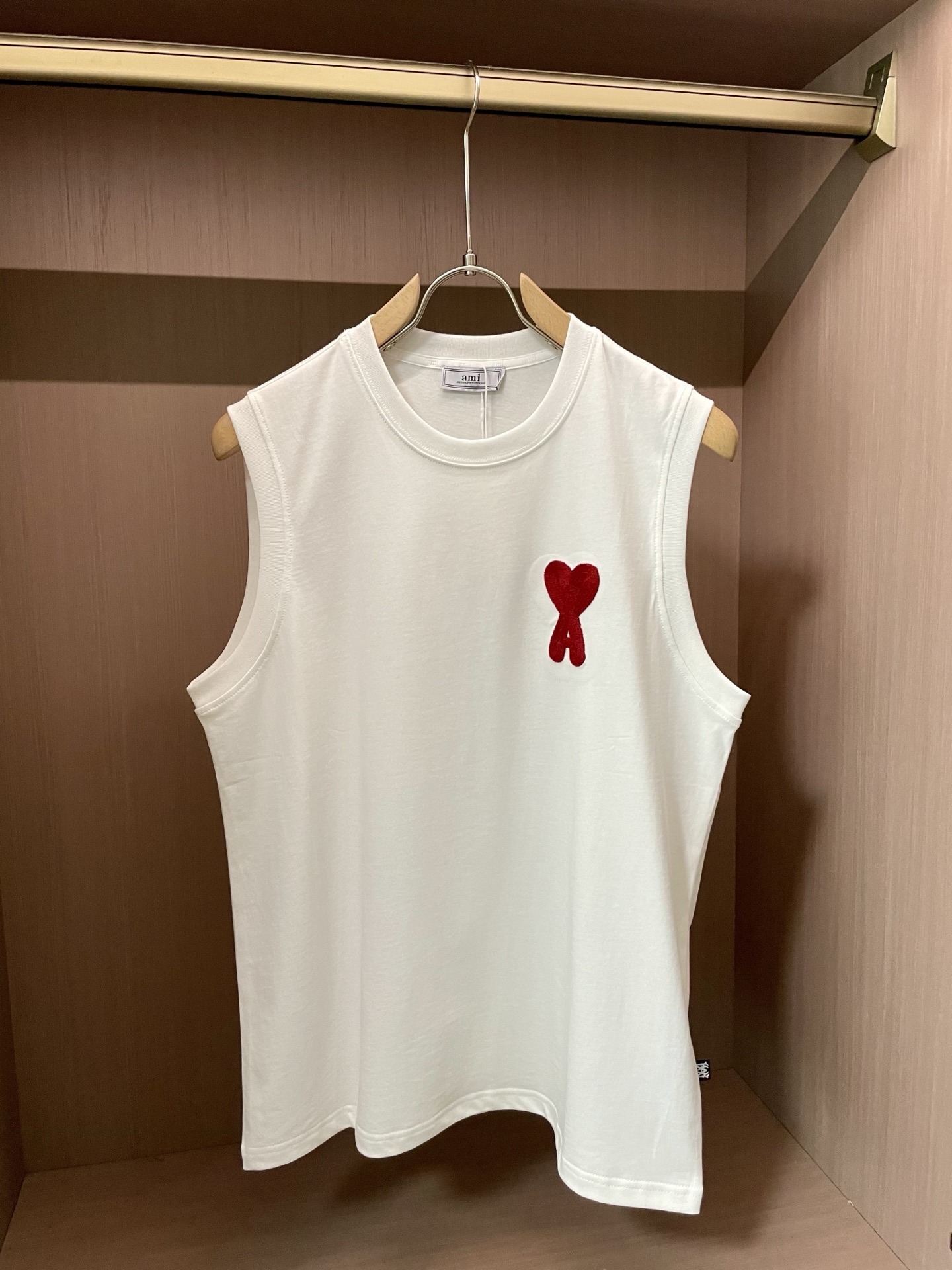 NO:414961,ami spring and summer new round neck vest, counter synchronized, high-end quality, exclusive custom fabric, high-end T series!  Brand latest element logo heavy industry design Imported 260 high-quality cotton, 5D vision Custom thread LOGO high-quality printing technology Strong sense of fashion Number: M-XXXL,,alexander wang19860909ami 春夏新款圆领背心 专柜同步 高端品质 独家定制面料 高端T系列！品牌最新元素logo重工设计 进口260支的高品棉, 5D视觉 定制螺纹LOGO高品印花工艺 时尚感强  码数: M-XXXL,,alexander wang,Men's clothing