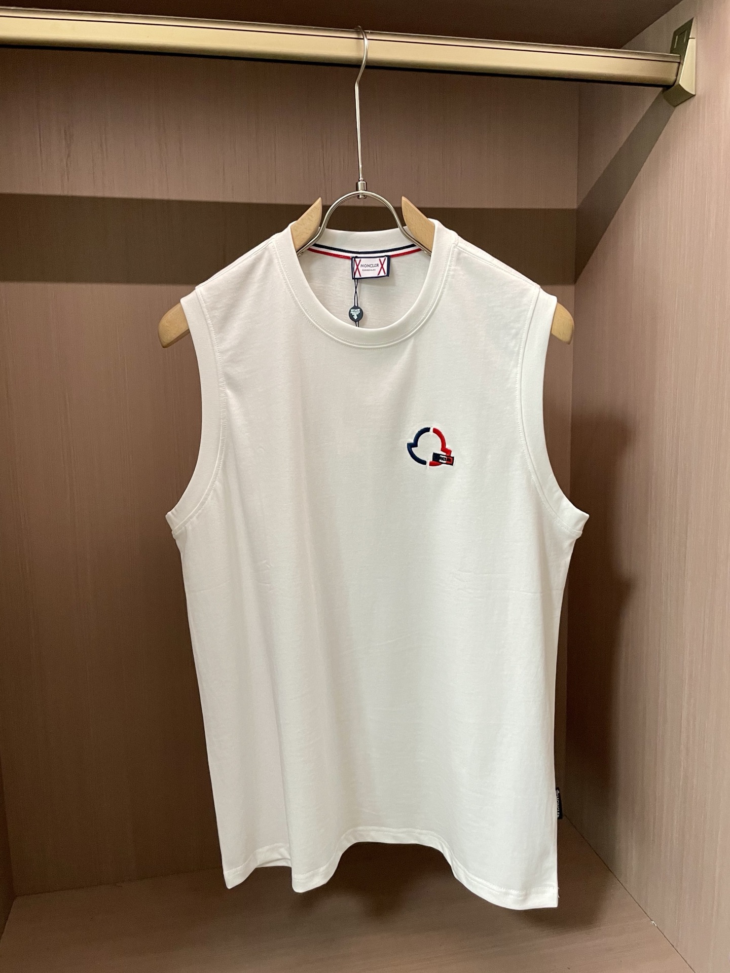 NO:414967,New round neck vest for covers in spring and summer, counter synchronization, high-end quality, exclusive custom fabric, high-end T series!  Brand latest element logo heavy industry design Imported 260 high-quality cotton, 5D vision Custom threaded LOGO high-quality printing technology Strong sense of fashion Number: M-XXXL, Moncler, alexander wang19860909蒙口春夏新款圆领背心 专柜同步 高端品质 独家定制面料 高端T系列！品牌最新元素logo重工设计 进口260支的高品棉, 5D视觉 定制螺纹LOGO高品印花工艺 时尚感强  码数: M-XXXL,,Moncler,alexander wang,Men's clothing