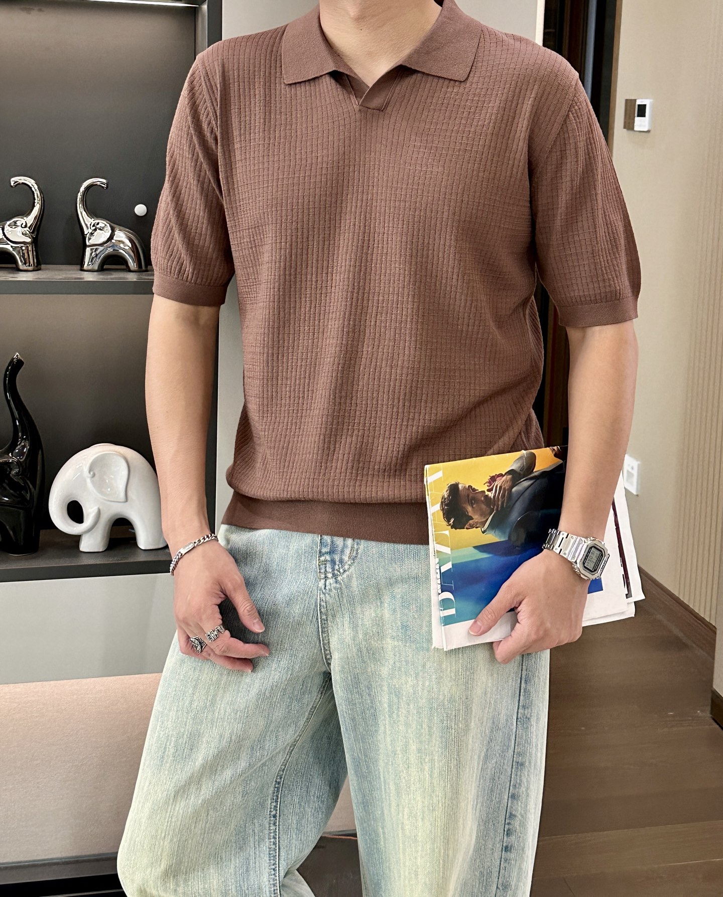 NO:414976,LP Home  The latest men's buttonless lapel short-sleeved sweater for spring and summer 2025, with a high-end 80-piece ultra-soft fabric blended with high-end tin and wool, 16-pin dense needle method, clear texture, tight and not easy to deform, soft and skin-friendly texture, showing high-end luxury quality; the comfort of close-fitting is absolutely incomparable to ordinary T-shirts, and it is more breathable and cooler than ordinary cotton T-shirts, and will not feel hot until July or August. The traditional POLO collar is paired with a unique buttonless placket, simple and generous, innovative, light business style, and there is no obvious L  Ogo design, seems simple and low-key, but it shows the temperament of a big brand everywhere, the details and workmanship are exquisite, and it is so exquisite that it is impeccable. The upper body is tasteful and stylish, and it is super versatile, never out of date. It can be worn alone or under the base, and can be easily dealt with in business and leisure, full of trendy gentleman style; export order standard, full quality of high-end brands. Fabric 50-day silk, 30 wool, 20 nylon size M-3XL (model 172 cm 148 catties try on L size suitable) 3 colors black, gray, coffee, loro  piana, T-shirt,tees,t-shirt,alexander wang19860909LP家 2025春夏最新男士无纽扣翻领短袖针织衫,精选高档天丝和羊毛混纺80支超柔面料,16针密致针法,纹理清晰,紧密不易变形,质感软糯亲肤,尽显高端奢华品质；贴身穿着的舒适度绝对是普通Ｔ恤无法比拟的,而且比普通棉质T恤更为透气凉爽,穿到7、8月都不会有热感.传统POLO领搭配独特的无扣式门襟,简单大方,有新意,轻商务风格,整衣无明显Logo设计,看似简单低调,但是却处处彰显大牌气质,细节做工都精益求精,精致到无可挑剔.上身有品位有格调,且超级百搭,永不过时,可单穿也可打底,商务休闲皆可轻松应对,满满的新潮绅士风；出口订单标准,高端大牌全品相.面料50天丝,30羊毛,20尼龙尺码M-3XL（模特172厘米148斤试穿L码合适）3个颜色黑色,灰色,咖啡,,loro piana,T-shirt,tees，t-shirt,alexander wang,Men's clothing