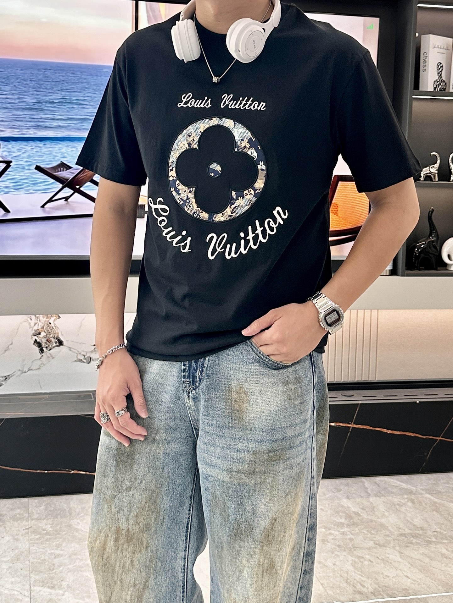 NO:414984,Lv official website same model, official website same model, official website same model, heavy recommendation!  2025ss summer clothing new products, on sale in counter, the latest series of pattern logo short-sleeved T-shirts, the rhythm of each person having to hand in one piece!  Imported top combed cotton fabric is extremely skin-friendly and comfortable. It feels very delicate to the touch, has a good texture, and perfectly reflects the three-dimensional feeling. It is in line with the brand's consistent design style. It is a very good overall style. It is completely fine to wear it alone. Size M-XXXL,,louis vuitton,T-shirt,tees,t-shirt,alexander wang19860909Lv 官网同款 官网同款 官网同款 重磅推荐！2025ss夏装新品 专柜在售 最新系列图案logo短袖T恤 必须人手一件的节奏！进口顶极精梳棉面料,极为亲肤舒适 摸上去非常的细腻,质感很好,完美体现立体感 符合品牌一贯设计风格,整体非常不错的一款,内搭单穿都完全没问题 尺码M-XXXL,,louis vuitton,T-shirt,tees，t-shirt,alexander wang,Men's clothing