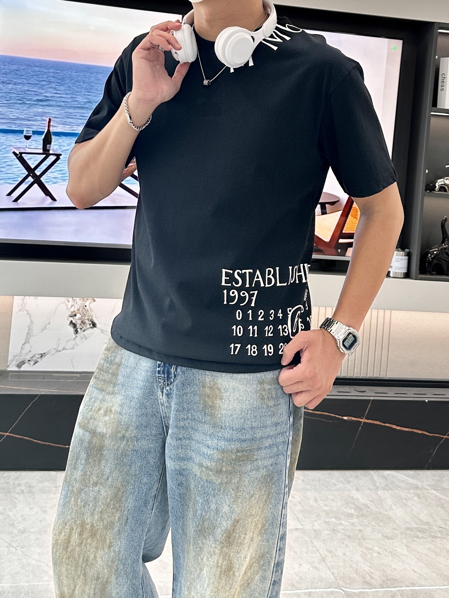 NO:414992,mmj official website same model, the same model, the same model, the same model, the same model, the most important recommendation!  2025ss summer clothing new products, on sale in counter, the latest series of pattern logo short-sleeved T-shirts, the rhythm of each person having to hand in one piece!  Imported top combed cotton fabric is extremely skin-friendly and comfortable. It feels very delicate to the touch, has a good texture, and perfectly reflects the three-dimensional feeling. It is in line with the brand's consistent design style. It is a very good overall style. It is completely fine to wear it alone. Size M-XXXL, T-shirt,tees, t-shirt,alexander wang19860909mmj 官网同款 官网同款 官网同款 重磅推荐！2025ss夏装新品 专柜在售 最新系列图案logo短袖T恤 必须人手一件的节奏！进口顶极精梳棉面料,极为亲肤舒适 摸上去非常的细腻,质感很好,完美体现立体感 符合品牌一贯设计风格,整体非常不错的一款,内搭单穿都完全没问题 尺码M-XXXL,,T-shirt,tees，t-shirt,alexander wang,Men's clothing