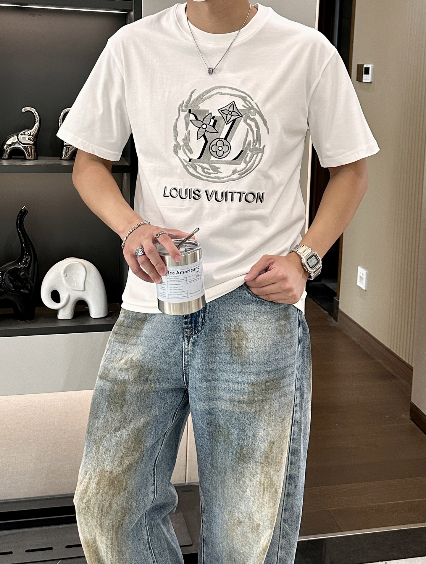 NO:415000,Lv official website same model, official website same model, official website same model, heavy recommendation!  2025ss summer clothing new products, on sale in counter, the latest series of pattern logo short-sleeved T-shirts, the rhythm of each person having to hand in one piece!  Imported top combed cotton fabric is extremely skin-friendly and comfortable. It is very delicate to touch, has a good texture, and perfectly reflects the three-dimensional feeling. It is in line with the brand's consistent design style. It is a very good overall style. It is completely fine to wear it alone. Size M-XXXL,,louis vuitton,T-shirt,tees,t-shirt,alexander wang19860909Lv 官网同款 官网同款 官网同款 重磅推荐！2025ss夏装新品 专柜在售 最新系列图案logo短袖T恤 必须人手一件的节奏！进口顶极精梳棉面料,极为亲肤舒适 摸上去非常的细腻,质感很好,完美体现立体感 符合品牌一贯设计风格,整体非常不错的一款,内搭单穿都完全没问题 尺码M-XXXL,,louis vuitton,T-shirt,tees，t-shirt,alexander wang,Men's clothing