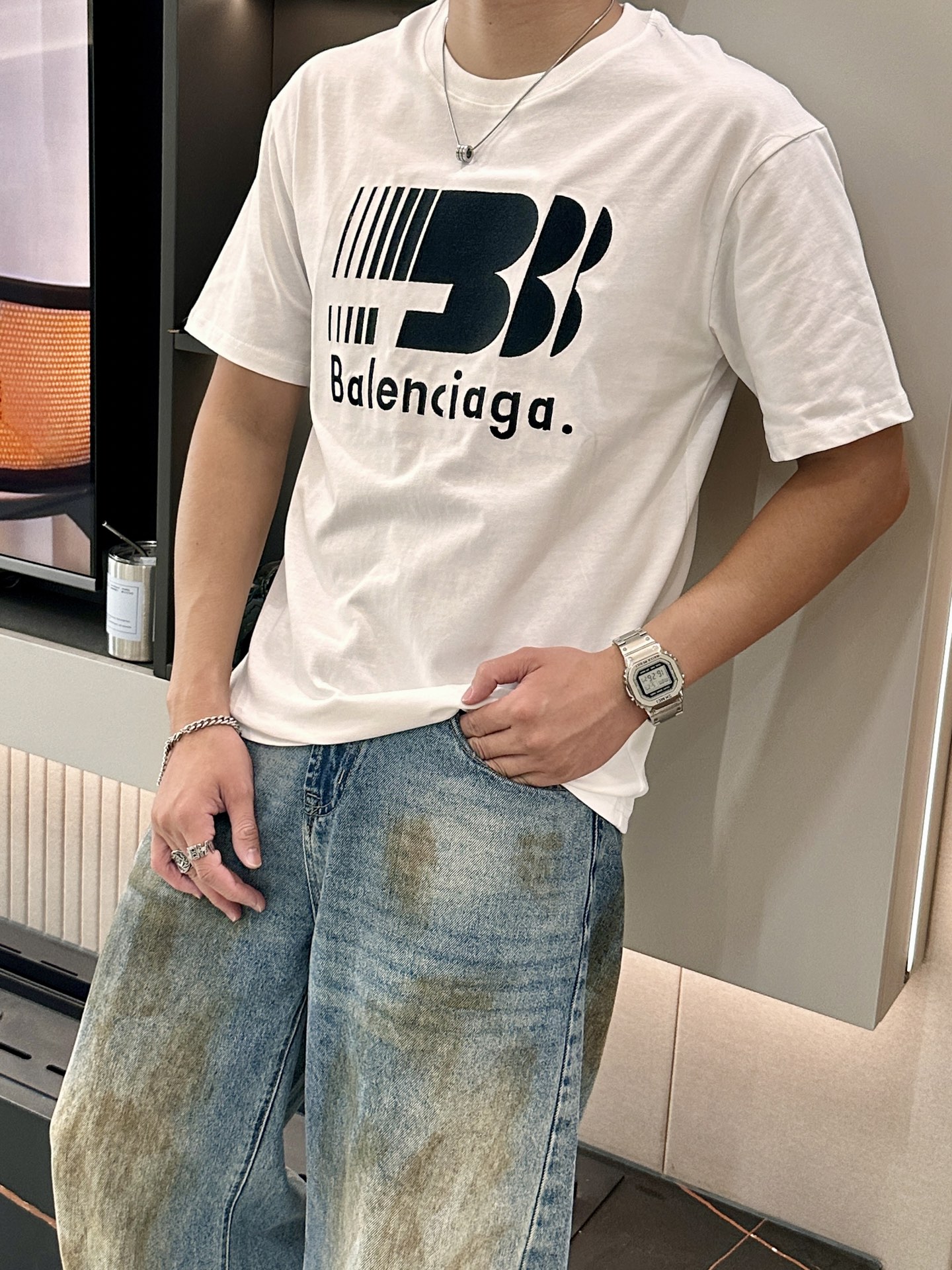 NO:415653,Balenciaga The same model on the official website The same model on the official website The same model on the official website The most important recommendation!  2025ss summer clothing new products, on sale in counter, the latest series of pattern logo short-sleeved T-shirts, the rhythm of each person having to hand in one piece!  Imported top combed cotton fabric is extremely skin-friendly and comfortable. It feels very delicate to the touch, has a good texture, and perfectly reflects the three-dimensional feeling. It is in line with the brand's consistent design style. It is a very good overall style. It is completely fine to wear it alone. Size M-XXXL, balenciaga, T-shirt,tees, t-shirt,alexander wang19860909巴黎世家 官网同款 官网同款 官网同款 重磅推荐！2025ss夏装新品 专柜在售 最新系列图案logo短袖T恤 必须人手一件的节奏！进口顶极精梳棉面料,极为亲肤舒适 摸上去非常的细腻,质感很好,完美体现立体感 符合品牌一贯设计风格,整体非常不错的一款,内搭单穿都完全没问题 尺码M-XXXL,,balenciaga,T-shirt,tees，t-shirt,alexander wang,Men's clothing