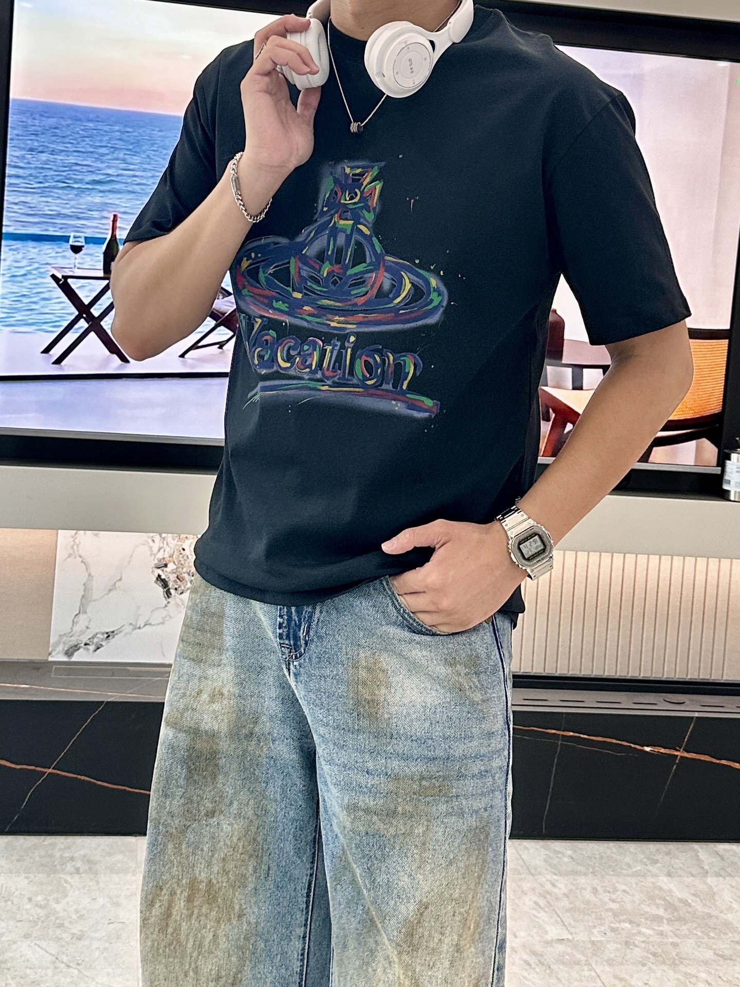 NO:415024,The Queen Mother of the Cities has the same style as the official website. The same style as the official website. The most important recommendation!  2025ss summer clothing new products, on sale in counter, the latest series of pattern logo short-sleeved T-shirts, the rhythm of each person having to hand in one piece!  Imported top combed cotton fabric is extremely skin-friendly and comfortable. It feels very delicate to the touch, has a good texture, and perfectly reflects the three-dimensional feeling. It is in line with the brand's consistent design style. It is a very good overall style. It is completely fine to wear it alone. Size M-XXXL, T-shirt,tees, t-shirt,alexander wang19860909西太后 官网同款 官网同款 官网同款 重磅推荐！2025ss夏装新品 专柜在售 最新系列图案logo短袖T恤 必须人手一件的节奏！进口顶极精梳棉面料,极为亲肤舒适 摸上去非常的细腻,质感很好,完美体现立体感 符合品牌一贯设计风格,整体非常不错的一款,内搭单穿都完全没问题 尺码M-XXXL,,T-shirt,tees，t-shirt,alexander wang,Men's clothing