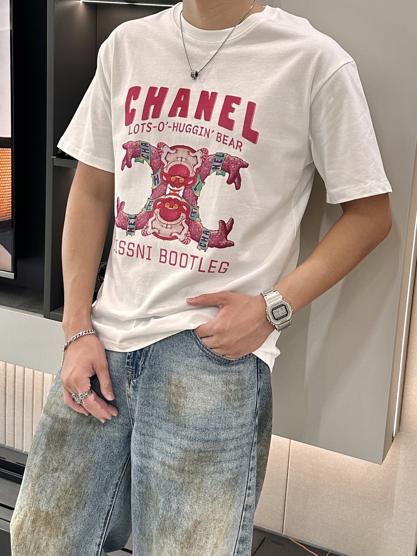 NO:415040,CHANEL official website same model, the same model, the same model, the same model, the same model, the most important recommendation!  2025ss summer clothing new products, on sale in counter, the latest series of pattern logo short-sleeved T-shirts, the rhythm of each person having to hand in one piece!  Imported top combed cotton fabric is extremely skin-friendly and comfortable. It feels very delicate to the touch, has a good texture, and perfectly reflects the three-dimensional feeling. It is in line with the brand's consistent design style. It is a very good overall style. It is completely fine to wear it alone. Size M-XXXL, chanel, T-shirt,tees, t-shirt,alexander wang19860909CHANEL 官网同款 官网同款 官网同款 重磅推荐！2025ss夏装新品 专柜在售 最新系列图案logo短袖T恤 必须人手一件的节奏！进口顶极精梳棉面料,极为亲肤舒适 摸上去非常的细腻,质感很好,完美体现立体感 符合品牌一贯设计风格,整体非常不错的一款,内搭单穿都完全没问题 尺码M-XXXL,,chanel,T-shirt,tees，t-shirt,alexander wang,Men's clothing