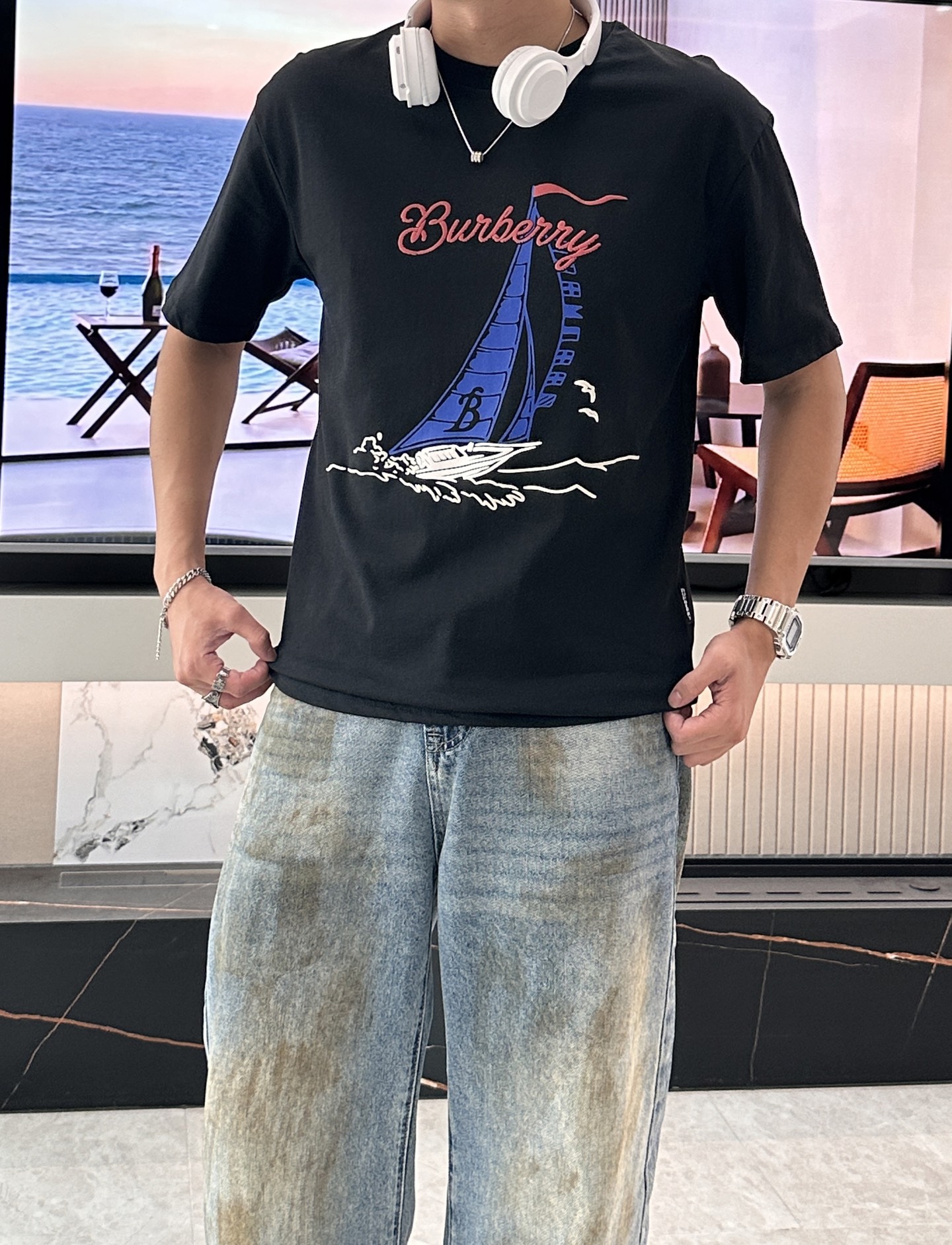 NO:415046,BUR The same model on the official website The same model on the official website The same model on the official website The most important recommendation!  2025ss summer clothing new products, on sale in counter, the latest series of pattern logo short-sleeved T-shirts, the rhythm of each person having to hand in one piece!  Imported top combed cotton fabric is extremely skin-friendly and comfortable. It feels very delicate to the touch, has a good texture, and perfectly reflects the three-dimensional feeling. It is in line with the brand's consistent design style. It is a very good overall style. It is completely fine to wear it alone. Size M-XXXL, burberry, T-shirt, tees, t-shirt, alexander wang19860909BUR 官网同款 官网同款 官网同款 重磅推荐！2025ss夏装新品 专柜在售 最新系列图案logo短袖T恤 必须人手一件的节奏！进口顶极精梳棉面料,极为亲肤舒适 摸上去非常的细腻,质感很好,完美体现立体感 符合品牌一贯设计风格,整体非常不错的一款,内搭单穿都完全没问题 尺码M-XXXL,,burberry,T-shirt,tees，t-shirt,alexander wang,Men's clothing