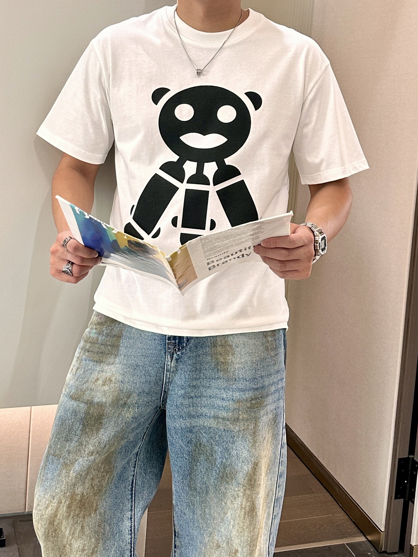 NO:415053,Prad's official website same model, the official website same model, the official website is the same model, the heavy recommendation!  2025ss summer clothing new products, on sale in counter, the latest series of pattern logo short-sleeved T-shirts, the rhythm of each person having to hand in one piece!  Imported top combed cotton fabric is extremely skin-friendly and comfortable. It feels very delicate to the touch, has a good texture, and perfectly reflects the three-dimensional feeling. It is in line with the brand's consistent design style. It is a very good overall style. It is completely fine to wear it alone. Size M-XXXL, prada, T-shirt,tees, t-shirt,alexander wang19860909Prad 官网同款 官网同款 官网同款 重磅推荐！2025ss夏装新品 专柜在售 最新系列图案logo短袖T恤 必须人手一件的节奏！进口顶极精梳棉面料,极为亲肤舒适 摸上去非常的细腻,质感很好,完美体现立体感 符合品牌一贯设计风格,整体非常不错的一款,内搭单穿都完全没问题 尺码M-XXXL,,prada,T-shirt,tees，t-shirt,alexander wang,Men's clothing