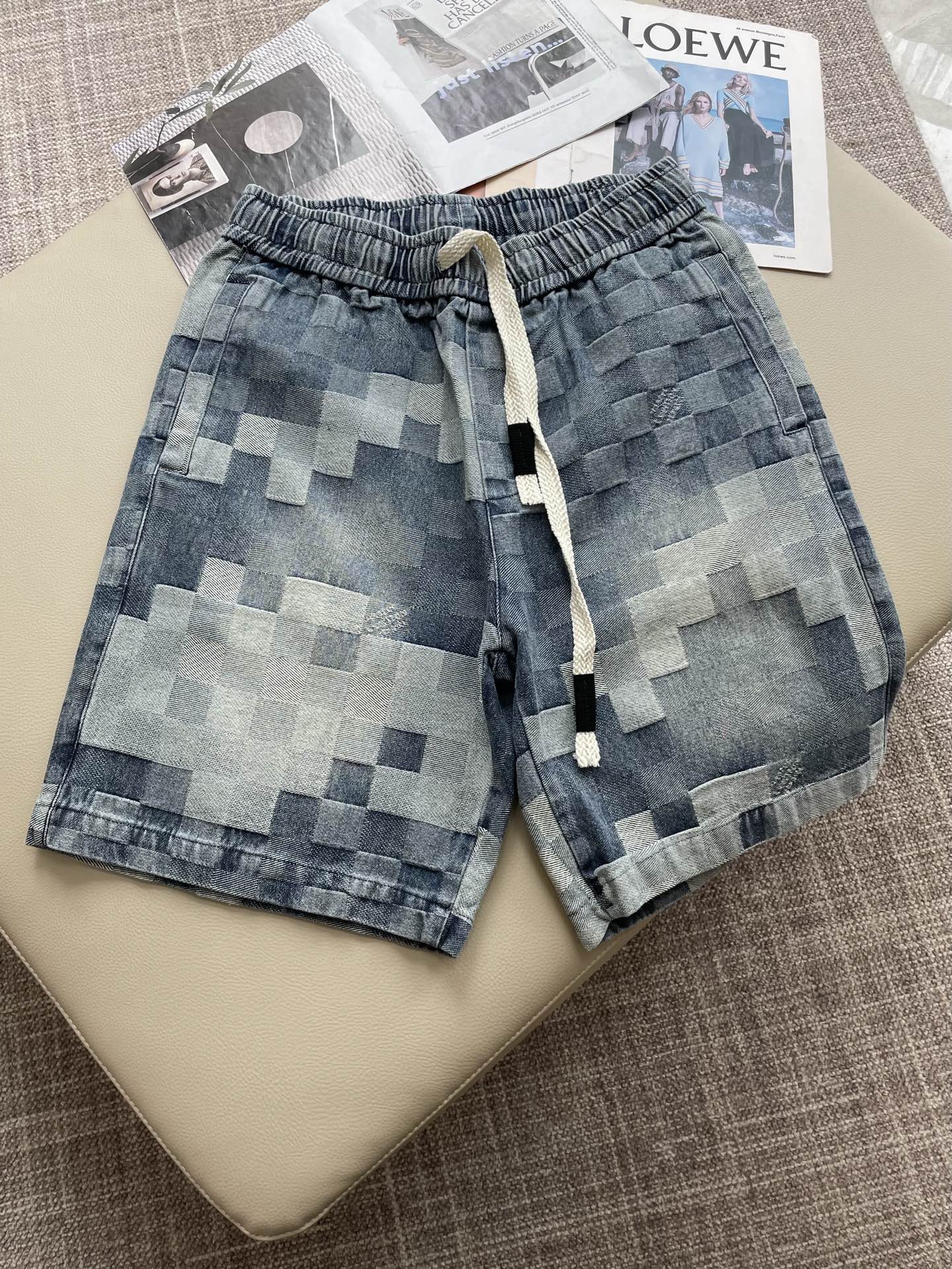 NO:502276,Lv 2025ss summer new men's casual denim shorts, high-end version!  Customized fabrics for counters are breathable and comfortable, with impeccable details, and the brand element design concept reflects high quality. The feel is delicate and soft!  It is casually cut, with a great upper body style!  Size: M-XXXL, louis vuitton, shorts, alexander wang19860909Lv 2025ss夏季新款男士休闲牛仔短裤,高端版本！专柜定制面料 透气舒适度高,细节无可挑剔,品牌元素设计理念,体现高品质.手感细腻柔软！呈现休闲裁剪,上身版型超赞！ 尺码:M-XXXL,,louis vuitton,shorts,alexander wang,Men's clothing