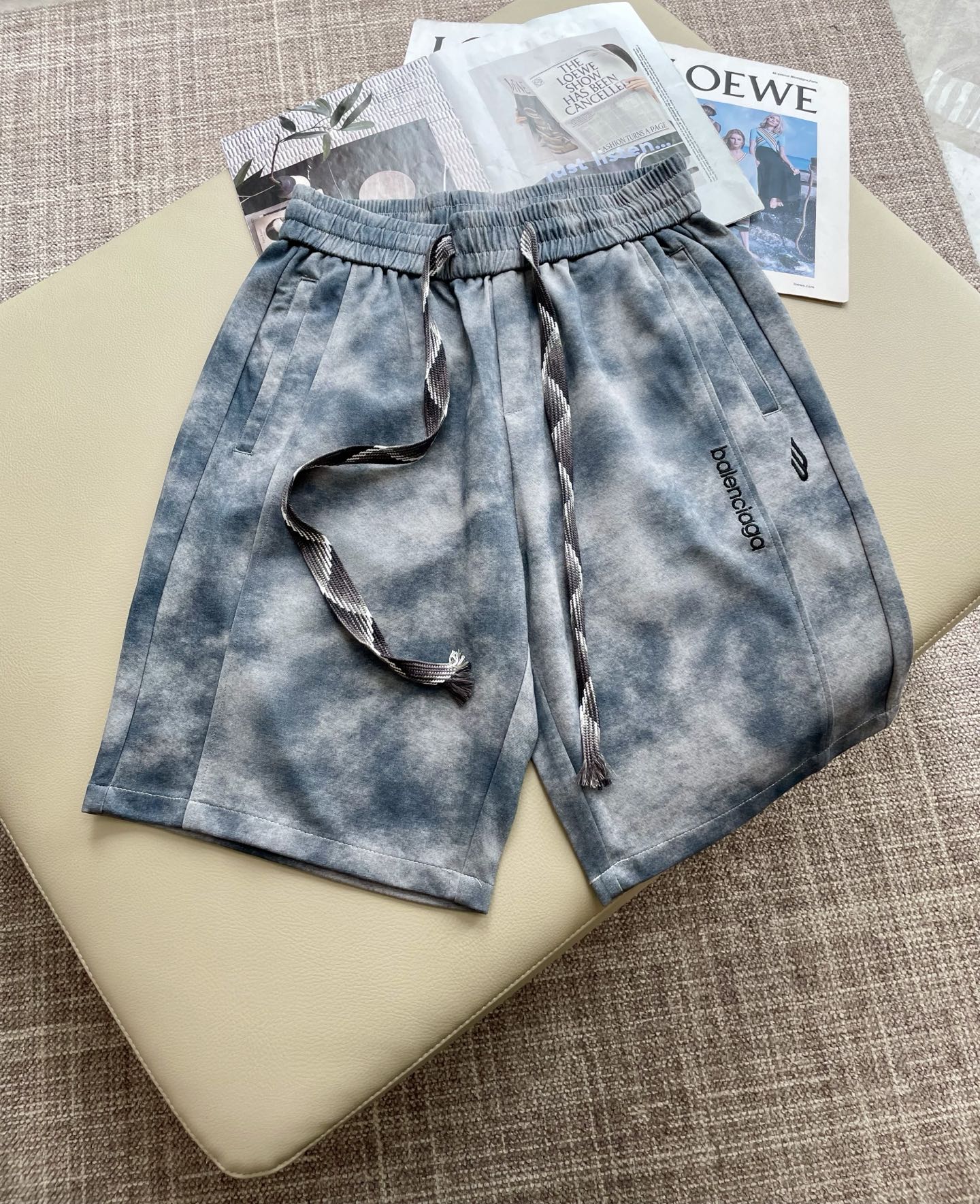 NO:497112,Balenciaga Summer Shorts!  All-match elastic waist casual pinch pants!  Elastic waist, insert bags on both sides. The fabric is made of customer-supplied fixed-woven high-strength pure cotton material. The upper body is breathable, soft and skin-friendly, with a delicate feel. The waist is knitted elastic waist and drawstring. You don’t have to worry about the discomfort of being too loose or too tight on the upper body. Whether at home, going out or traveling, it is your best choice for summer!  Code number M-3XL, balenciaga, shorts, alexander wang19860909巴黎世家 夏季短裤！百搭松紧腰休闲五分裤！松紧腰 两侧插袋 面料采用客供定织高支纯棉料,上身透气,柔软亲肤,手感细腻、 腰部针织松紧腰加抽绳,上身不用担心过松过紧的不舒适感 ,无论居家,外出,旅游,都是您夏日的最佳选择！ 码数M-3XL,,balenciaga,shorts,alexander wang,Men's clothing