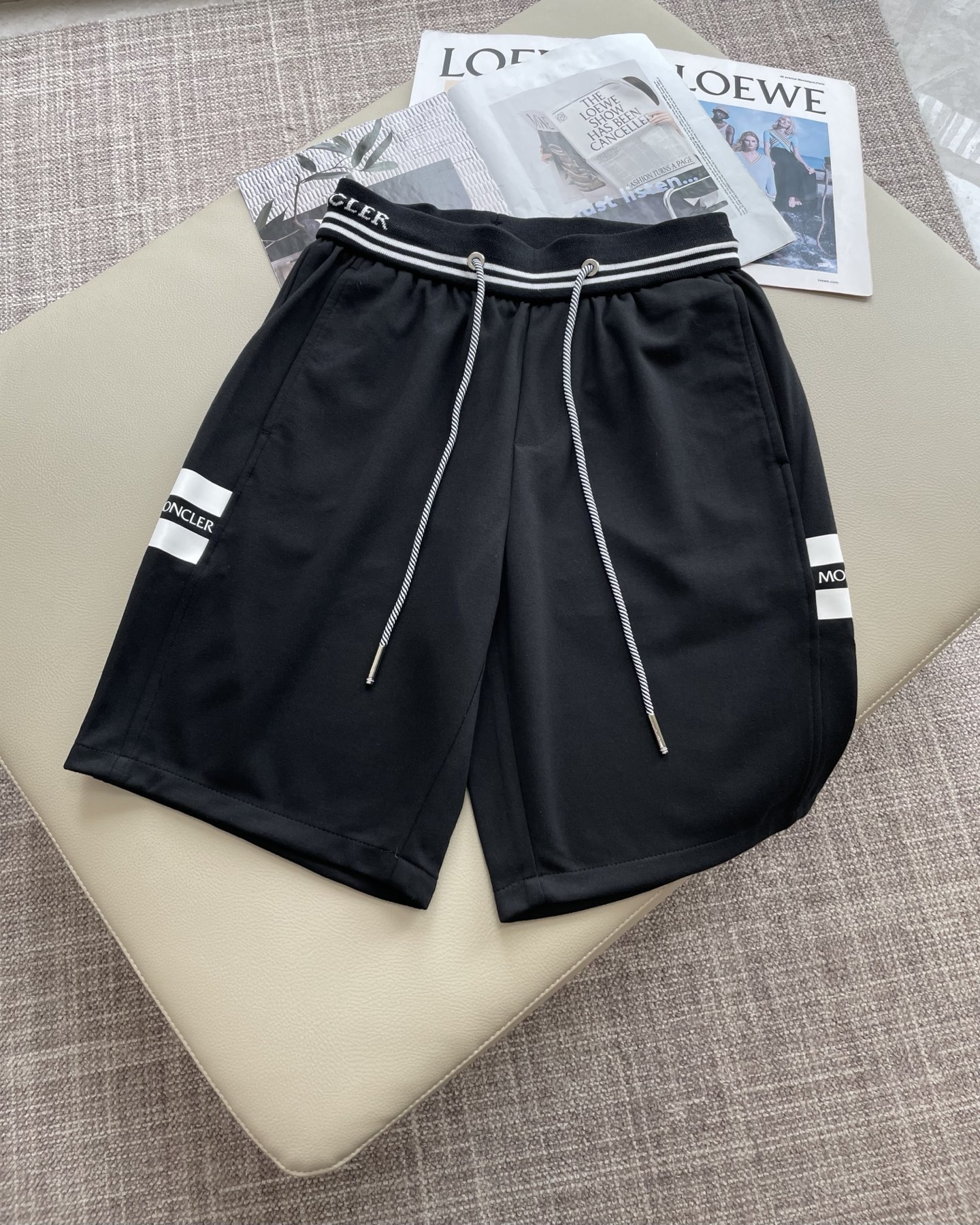 NO:497053,Banded summer shorts!  All-match elastic waist casual pinch pants!  Elastic waist, insert bags on both sides. The fabric is made of customer-supplied fixed-woven high-strength pure cotton material. The upper body is breathable, soft and skin-friendly, with a delicate feel. The waist is knitted elastic waist and drawstring. You don’t have to worry about the discomfort of being too loose or too tight on the upper body. Whether at home, going out or traveling, it is your best choice for summer!  Code number M-3XL, Moncler, shorts, alexander wang19860909蒙口夏季短裤！百搭松紧腰休闲五分裤！松紧腰 两侧插袋 面料采用客供定织高支纯棉料,上身透气,柔软亲肤,手感细腻、 腰部针织松紧腰加抽绳,上身不用担心过松过紧的不舒适感 ,无论居家,外出,旅游,都是您夏日的最佳选择！ 码数M-3XL,,Moncler,shorts,alexander wang,Men's clothing