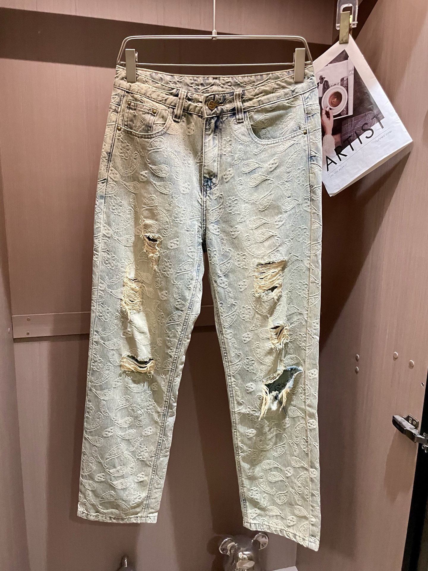 NO:507070,Lv counter latest same style of jeans. The fabric style is absolutely craftsmanship. It is easy to wear and not pick on the figure. There are no restrictions on matching. It can set off other items in a simple way to show your style and posture~ You can match any style of items, match them with various T-shirts/shirts and knitted jackets. You don’t have to worry about matching when going out on a daily basis. Size S-XXXL,,louis vuitton,jeans,jackets & coats,shirts,tees,t-shirt,alexander wang19860909Lv 专柜最新同款牛仔裤 面料版型做工绝绝子 好穿不挑身材在搭配上没有太多的限制 随意简洁的衬托其他单品,来展现自己的风格姿态～ 可以百搭任何风格的单品,搭配各种T恤／衬衫,针织外套都可,日常外出不必再为搭配而烦恼了 尺码 S-XXXL,,louis vuitton,jeans,jackets & coats,shirts,tees，t-shirt,alexander wang,Men's clothing