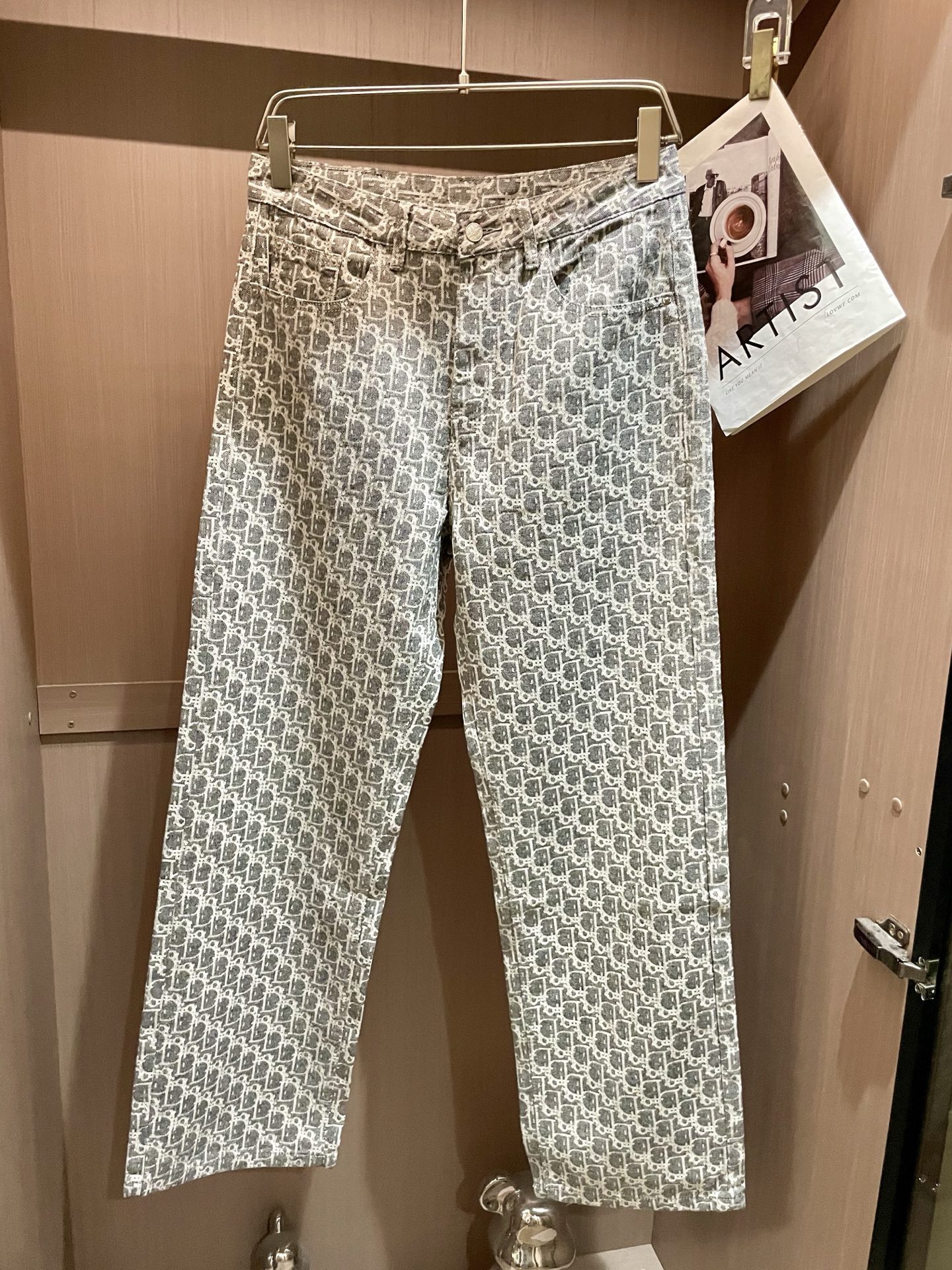 NO:507074,Dior counter has the latest same style of jeans. The fabric style is excellent. It is easy to wear and not pick on the figure. There are no restrictions on matching. It can set off other items in a simple way to show your style and posture~ You can match any style of items, match them with various T-shirts/shirts and knitted jackets. You don’t have to worry about matching when going out every day. Sizes s-xxxl,,dior,jeans,jackets & coats,shirts,tees,t-shirt,alexander wang19860909Dior 专柜最新同款牛仔裤 面料版型做工绝绝子 好穿不挑身材在搭配上没有太多的限制 随意简洁的衬托其他单品,来展现自己的风格姿态～ 可以百搭任何风格的单品,搭配各种T恤／衬衫,针织外套都可,日常外出不必再为搭配而烦恼了 尺码 s-xxxl,,dior,jeans,jackets & coats,shirts,tees，t-shirt,alexander wang,Men's clothing