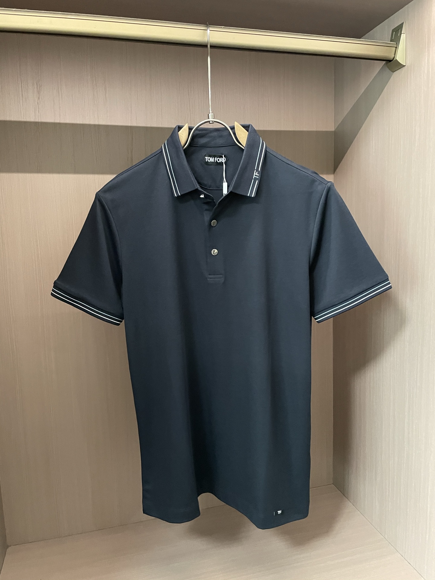 NO:418237,TF High-end Goods Business White-collar workers are a must-have item for individuals in the unit!  Casual business lapel short sleeves, technological fabric, great body feel, smooth texture and great texture!  Good elasticity, no sense of restraint, the fabric has its own breathable mesh, moisture absorption and sweating, quick drying and keeping it dry, small lapel placket-breasted design, showing a straight posture, not soft pedal, simple style, can be used for business and leisure, highly recommended!  Simple, generous, clean and neat, elegant and gentlemanly. The key is the fabric, the key is to quality control, the feel is extremely delicate and smooth, the fabric has a good gloss and upper body skeleton feel, so you can greet mature and quality men's clothing!  Sweat in summer and dry in seconds, a brand new experience. Business commuting and leisure. M-4XL is worn at a maximum of 210 kilograms. Please place an order and report your height and weight!  ,,tom ford,T-shirt,alexander wang19860909TF 高端货商务 白领 单位人士必入单品！ 休闲商务翻领短袖,科技面料,体感非常棒,手感顺滑质感很棒！弹性好,无任何束缚感,面料自带透气网孔,吸湿排汗,速干保持干爽,小翻领门襟排扣设计,展露挺拔姿态,不软踏,简约款式,商务休闲都可驾驭,强烈推荐！简单大方干净利落,儒雅绅士风度.高级材质,重点就是面料上,品控的必上,手感极其细腻光滑,面料光泽感和上身骨架感好,打招成熟品质男装！夏天出汗秒干,全新体验 商务通勤休闲 M-4XL最大穿210斤,下单报身高体重！,,tom ford,T-shirt,alexander wang,Men's clothing