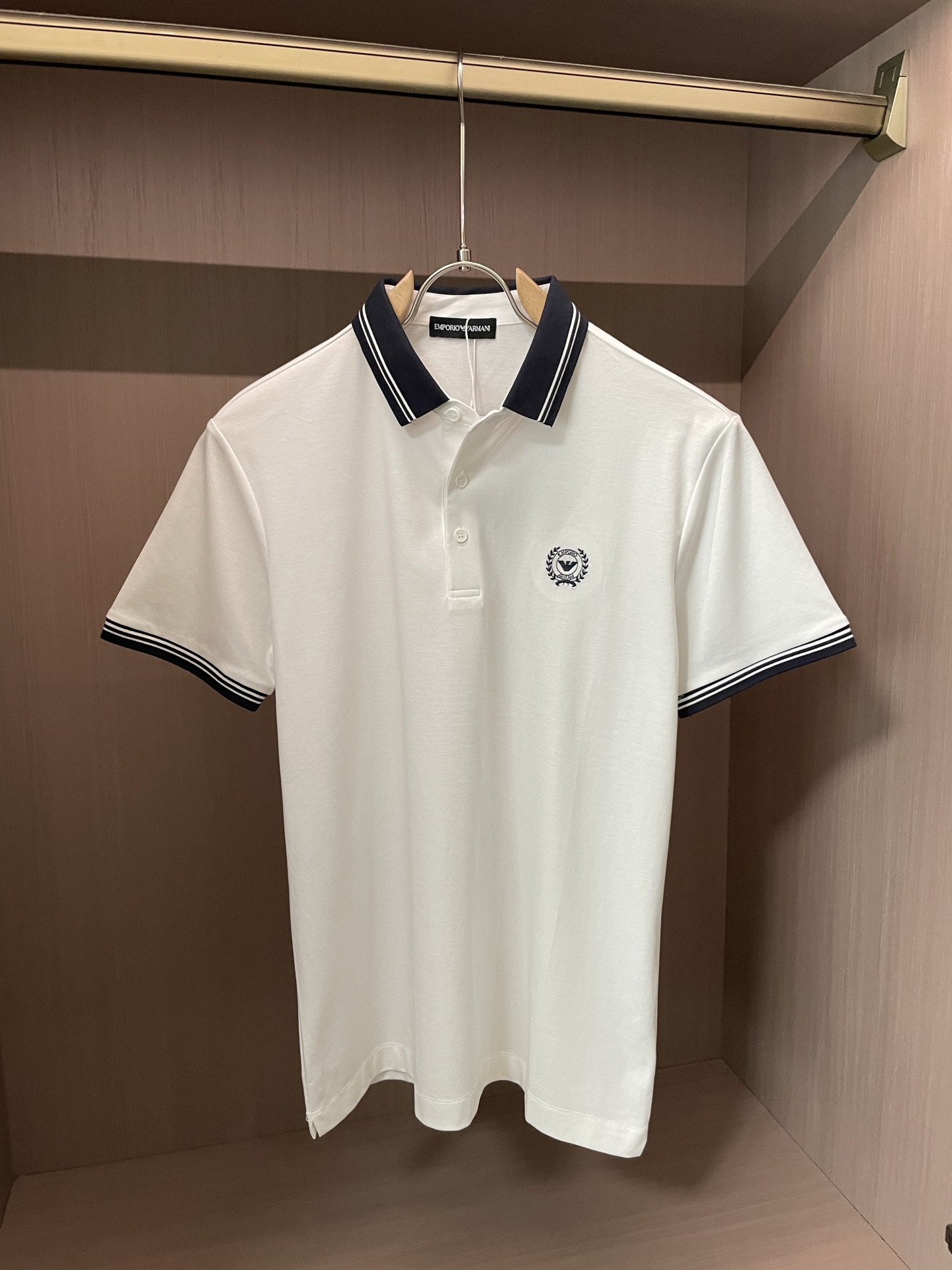 NO:418245,Armani High-end goods business, white-collar workers, must-have items for individuals in the unit!  Casual business lapel short sleeves, technological fabric, great body feel, smooth texture and great texture!  Good elasticity, no sense of restraint, the fabric has its own breathable mesh, moisture absorption and sweating, quick drying and keeping it dry, small lapel placket-breasted design, showing a straight posture, not soft pedal, simple style, can be used for business and leisure, highly recommended!  Simple, generous, clean and neat, elegant and gentlemanly. The key is the fabric, the key is to quality control, the feel is extremely delicate and smooth, the fabric has a good gloss and upper body skeleton feel, so you can greet mature and quality men's clothing!  Sweat in summer and dry in seconds, a brand new experience. Business commuting and leisure. M-4XL is worn at a maximum of 210 kilograms. Please place an order and report your height and weight!  ,armani,T-shirt,alexander wang19860909阿玛尼 高端货商务 白领 单位人士必入单品！ 休闲商务翻领短袖,科技面料,体感非常棒,手感顺滑质感很棒！弹性好,无任何束缚感,面料自带透气网孔,吸湿排汗,速干保持干爽,小翻领门襟排扣设计,展露挺拔姿态,不软踏,简约款式,商务休闲都可驾驭,强烈推荐！简单大方干净利落,儒雅绅士风度.高级材质,重点就是面料上,品控的必上,手感极其细腻光滑,面料光泽感和上身骨架感好,打招成熟品质男装！夏天出汗秒干,全新体验 商务通勤休闲 M-4XL最大穿210斤,下单报身高体重！,,armani,T-shirt,alexander wang,Men's clothing