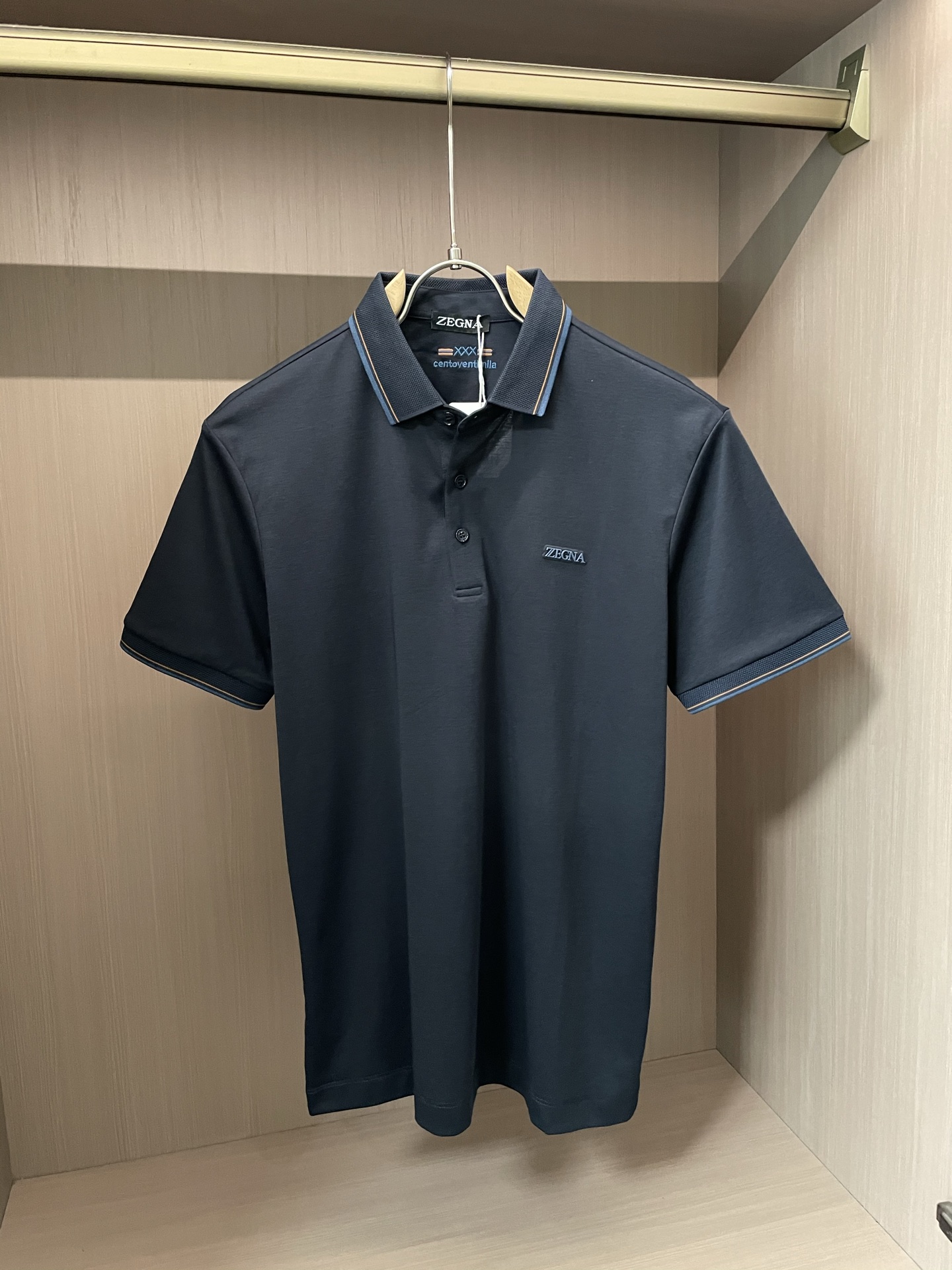 NO:418173,Jenia High-end goods business White-collar workers are a must-have item for individuals in the unit!  Casual business lapel short sleeves, technological fabric, great body feel, smooth texture and great texture!  Good elasticity, no sense of restraint, the fabric has its own breathable mesh, moisture absorption and sweating, quick drying and keeping it dry, small lapel placket-breasted design, showing a straight posture, not soft pedal, simple style, can be used for business and leisure, highly recommended!  Simple, generous, clean and neat, elegant and gentlemanly. The key is the fabric, the key is to quality control, the feel is extremely delicate and smooth, the fabric has a good gloss and upper body skeleton feel, so you can greet mature and quality men's clothing!  Sweat in summer and dry in seconds, a brand new experience. Business commuting and leisure. M-4XL is worn at a maximum of 210 kilograms. Please place an order and report your height and weight!  ,zegna,T-shirt,alexander wang19860909杰尼亚 高端货商务 白领 单位人士必入单品！ 休闲商务翻领短袖,科技面料,体感非常棒,手感顺滑质感很棒！弹性好,无任何束缚感,面料自带透气网孔,吸湿排汗,速干保持干爽,小翻领门襟排扣设计,展露挺拔姿态,不软踏,简约款式,商务休闲都可驾驭,强烈推荐！简单大方干净利落,儒雅绅士风度.高级材质,重点就是面料上,品控的必上,手感极其细腻光滑,面料光泽感和上身骨架感好,打招成熟品质男装！夏天出汗秒干,全新体验 商务通勤休闲 M-4XL最大穿210斤,下单报身高体重！,,zegna,T-shirt,alexander wang,Men's clothing