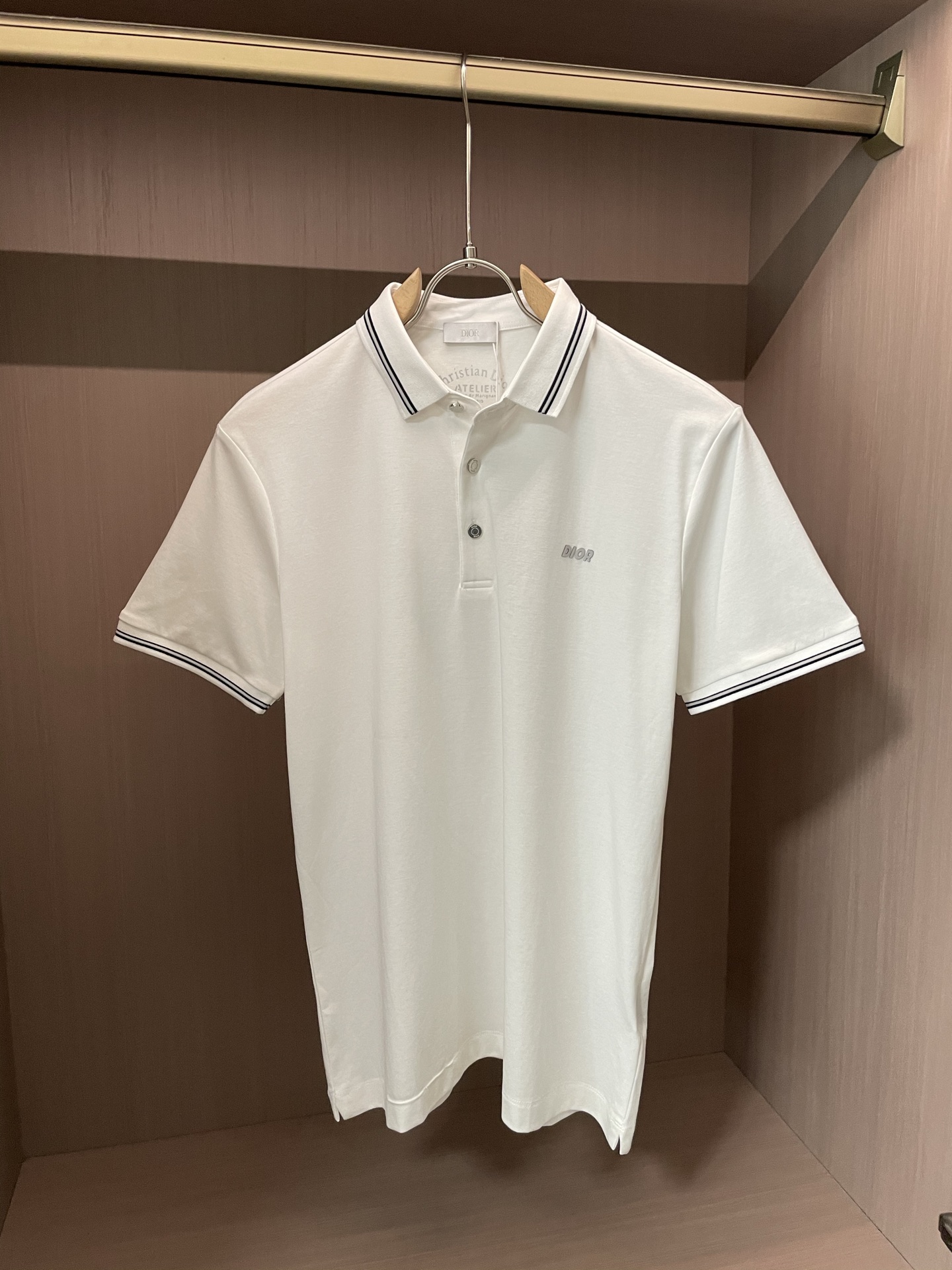 NO:418180,Dior High-end Goods Business White-collar workers are a must-have item for individuals in the unit!  Casual business lapel short sleeves, technological fabric, great body feel, smooth texture and great texture!  Good elasticity, no sense of restraint, the fabric has its own breathable mesh, moisture absorption and sweating, quick drying and keeping it dry, small lapel placket-breasted design, showing a straight posture, not soft pedal, simple style, can be used for business and leisure, highly recommended!  Simple, generous, clean and neat, elegant and gentlemanly. The key is the fabric, the key is to quality control, the feel is extremely delicate and smooth, the fabric has a good gloss and upper body skeleton feel, so you can greet mature and quality men's clothing!  Sweat in summer and dry in seconds, a brand new experience. Business commuting and leisure. M-4XL is worn at a maximum of 210 kilograms. Please place an order and report your height and weight!  ,dior,T-shirt,alexander wang19860909Dior 高端货商务 白领 单位人士必入单品！ 休闲商务翻领短袖,科技面料,体感非常棒,手感顺滑质感很棒！弹性好,无任何束缚感,面料自带透气网孔,吸湿排汗,速干保持干爽,小翻领门襟排扣设计,展露挺拔姿态,不软踏,简约款式,商务休闲都可驾驭,强烈推荐！简单大方干净利落,儒雅绅士风度.高级材质,重点就是面料上,品控的必上,手感极其细腻光滑,面料光泽感和上身骨架感好,打招成熟品质男装！夏天出汗秒干,全新体验 商务通勤休闲 M-4XL最大穿210斤,下单报身高体重！,,dior,T-shirt,alexander wang,Men's clothing