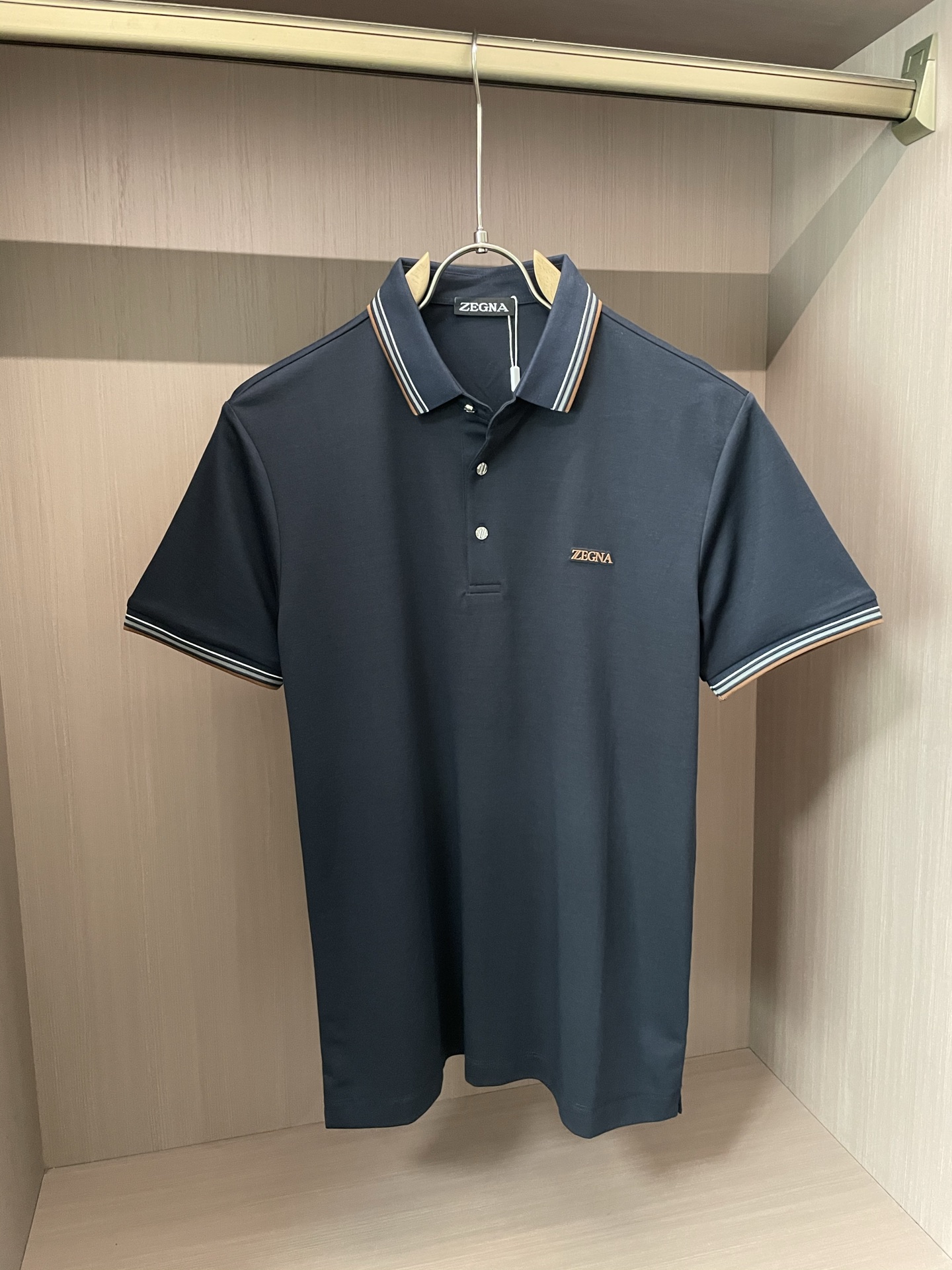 NO:418188,Jenia High-end goods business White-collar workers are a must-have item for individuals in the unit!  Casual business lapel short sleeves, technological fabric, great body feel, smooth texture and great texture!  Good elasticity, no sense of restraint, the fabric has its own breathable mesh, moisture absorption and sweating, quick drying and keeping it dry, small lapel placket-breasted design, showing a straight posture, not soft pedal, simple style, can be used for business and leisure, highly recommended!  Simple, generous, clean and neat, elegant and gentlemanly. The key is the fabric, the key is to quality control, the feel is extremely delicate and smooth, the fabric has a good gloss and upper body skeleton feel, so you can greet mature and quality men's clothing!  Sweat in summer and dry in seconds, a brand new experience. Business commuting and leisure. M-4XL is worn at a maximum of 210 kilograms. Please place an order and report your height and weight!  ,zegna,T-shirt,alexander wang19860909杰尼亚 高端货商务 白领 单位人士必入单品！ 休闲商务翻领短袖,科技面料,体感非常棒,手感顺滑质感很棒！弹性好,无任何束缚感,面料自带透气网孔,吸湿排汗,速干保持干爽,小翻领门襟排扣设计,展露挺拔姿态,不软踏,简约款式,商务休闲都可驾驭,强烈推荐！简单大方干净利落,儒雅绅士风度.高级材质,重点就是面料上,品控的必上,手感极其细腻光滑,面料光泽感和上身骨架感好,打招成熟品质男装！夏天出汗秒干,全新体验 商务通勤休闲 M-4XL最大穿210斤,下单报身高体重！,,zegna,T-shirt,alexander wang,Men's clothing